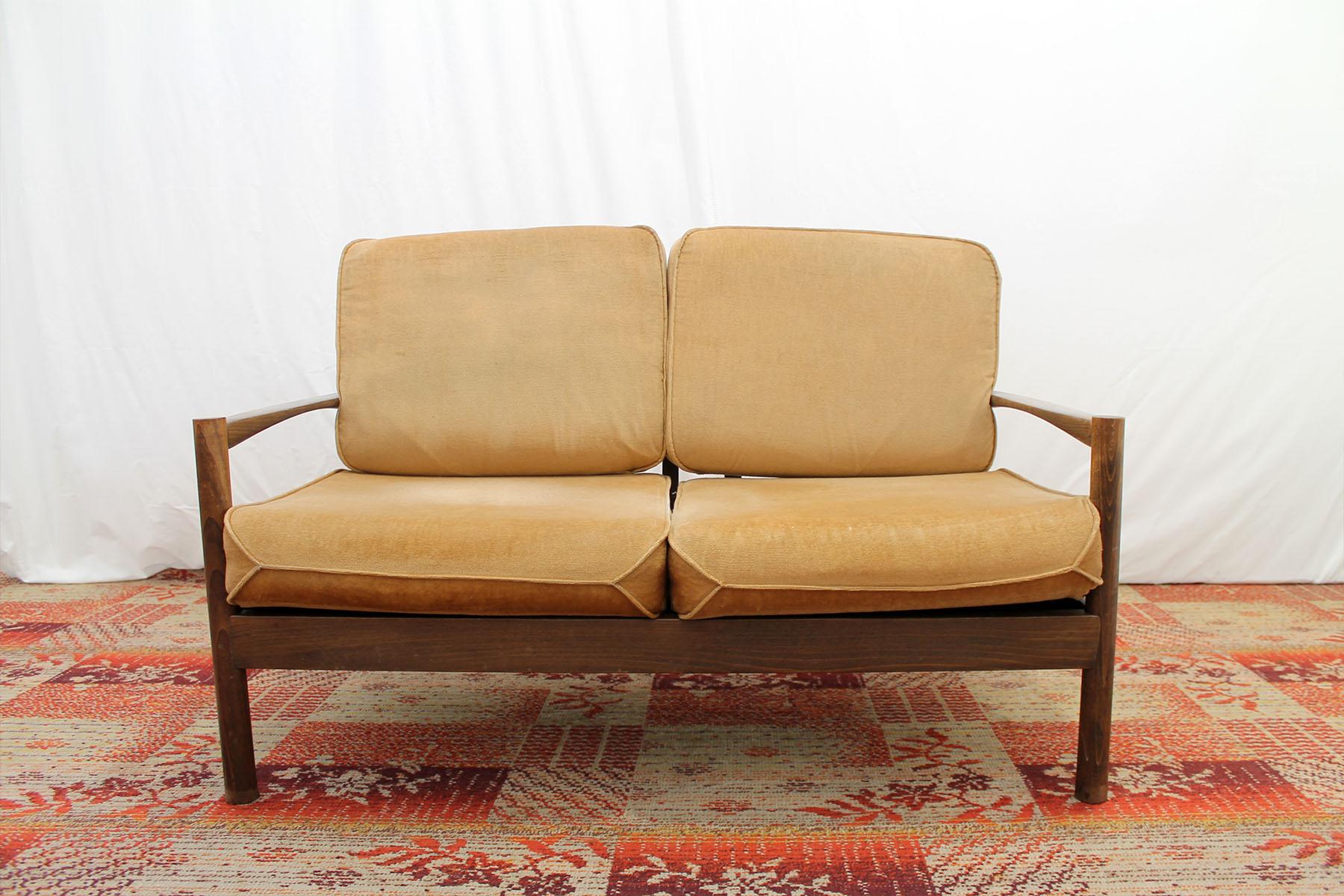 TThis two seater Scandinavian style sofa was made in the 1980s. It´s upholstered in fabric. The structure is made of beechwood. In good Vintage condition, showing signs of age and using.



Height: 76 cm
Width: 116 cm
Depth: 77 cm
Seat