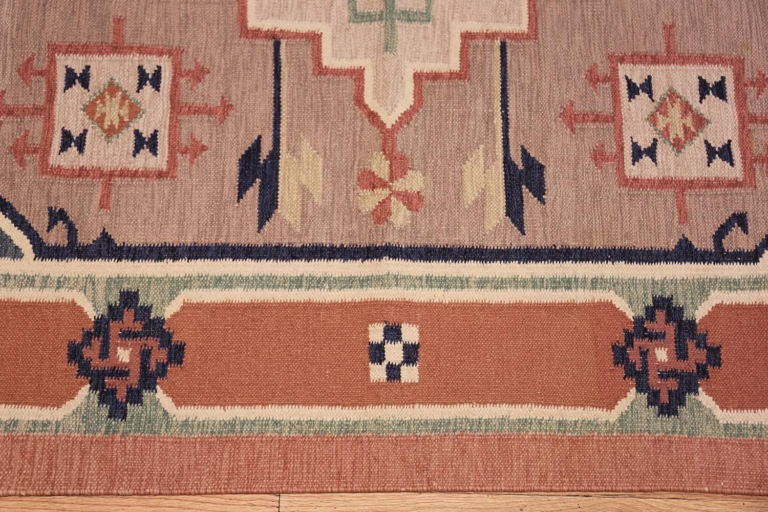 Vintage Scandinavian Swedish Kilim Rug. Size: 4 ft 8 in x 6 ft 6 in In Excellent Condition In New York, NY
