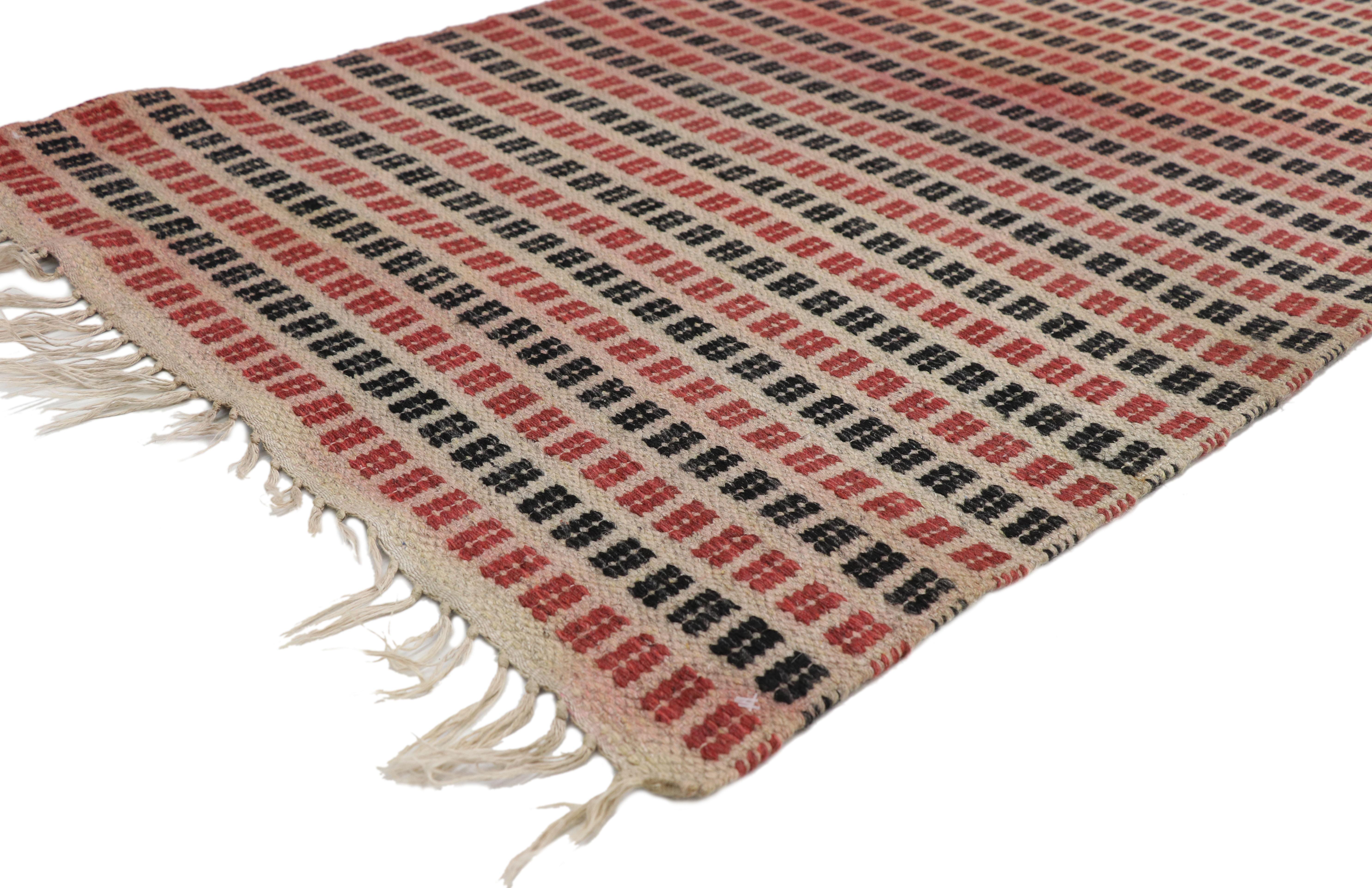 76917 Runner lungo scandinavo svedese vintage in kilim con stile nord-occidentale. Influenzato dal suo motivo geometrico e arricchito dallo stile Scandinavian Modern, questo runner Kilim svedese vintage in lana tessuto a mano presenta bande rosse e