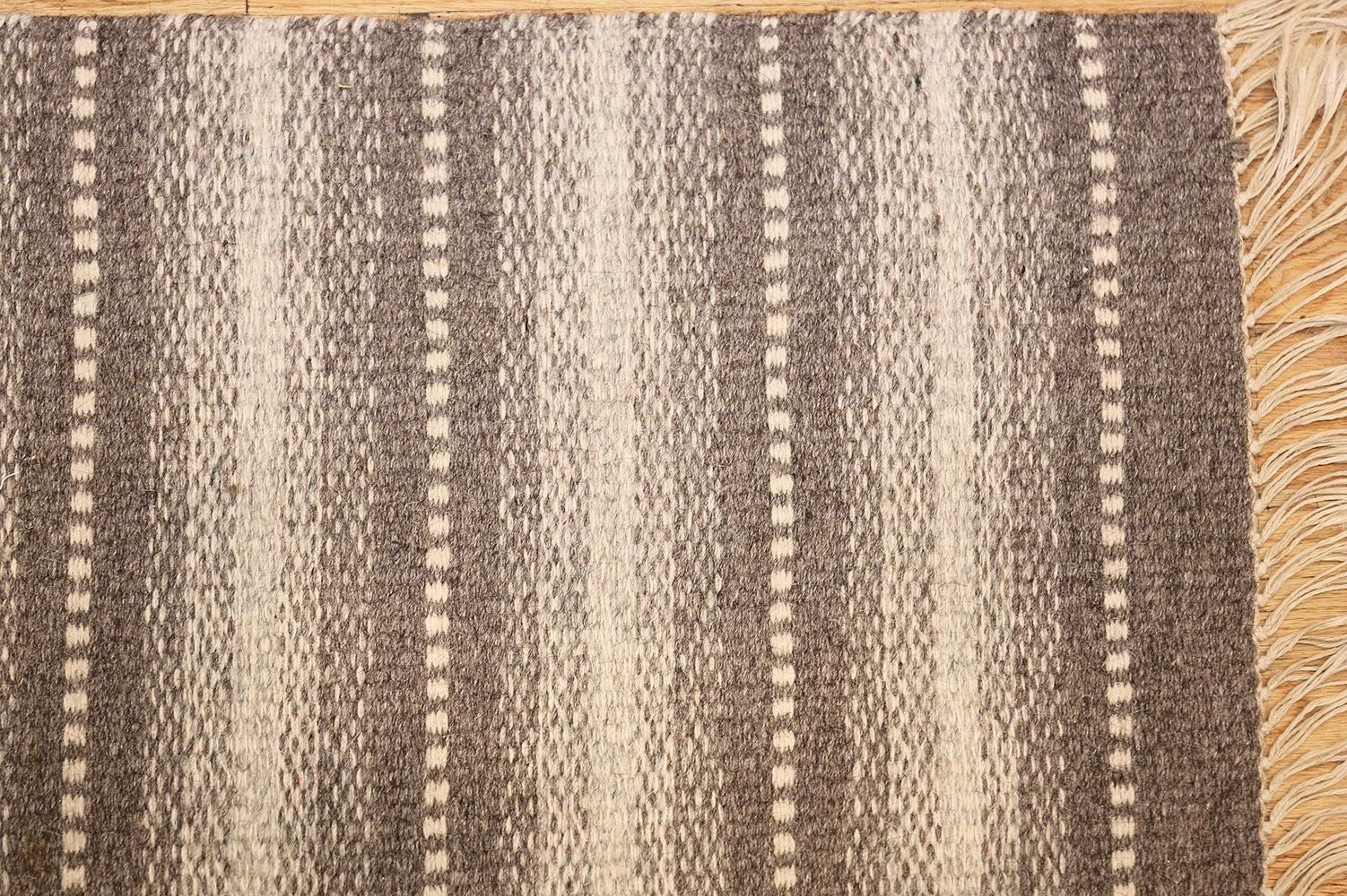 Vintage Kilim, Sweden, mid-20th century. Size: 4 ft 6 in x 6 ft 8 in (1.37 m x 2.03 m)

