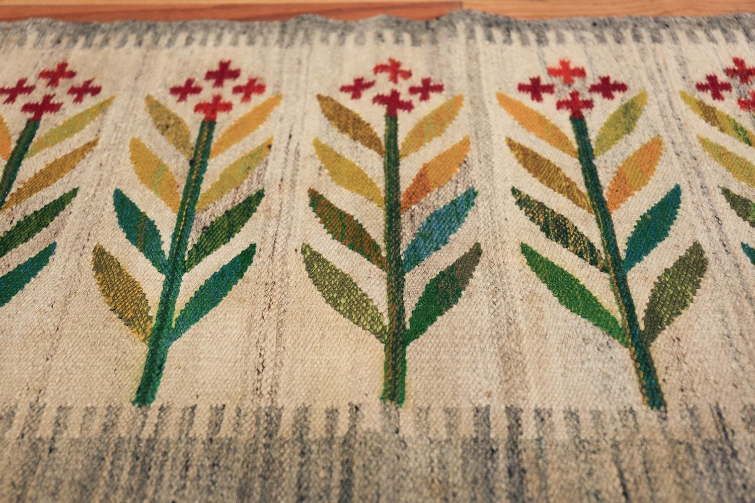 Vintage Swedish rug, origin Scandinavia, circa mid-20th century. Size: 5 ft 6 in x 7 ft 10 in (1.68 m x 2.39 m)

