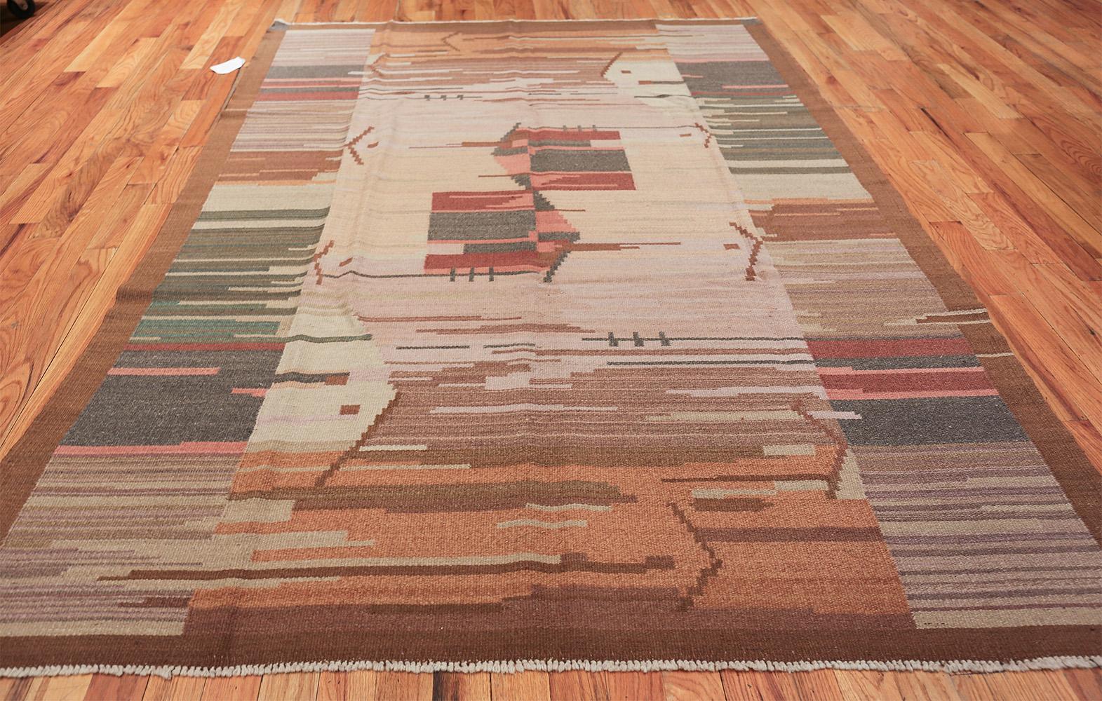 Vintage Swedish rug, origin: Sweden, circa mid-20th century – Size: 6 ft 6 in x 9 ft 9 in (1.98 m x 2.97 m)

This inventive vintage Swedish rug showcases a distinctive combination of abstract design elements with geometric features that embody an