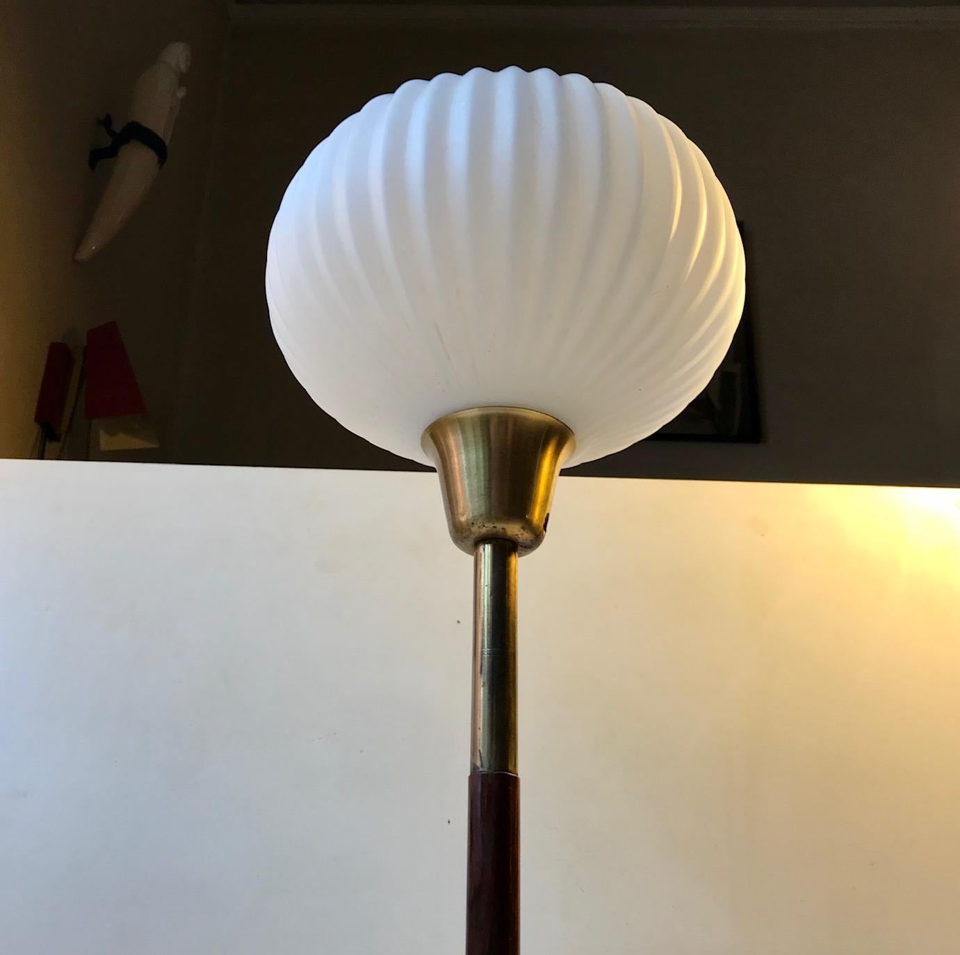 Mid-Century Modern Lampe de bureau scandinave vintage en laiton et verre opalin, années 1960 en vente