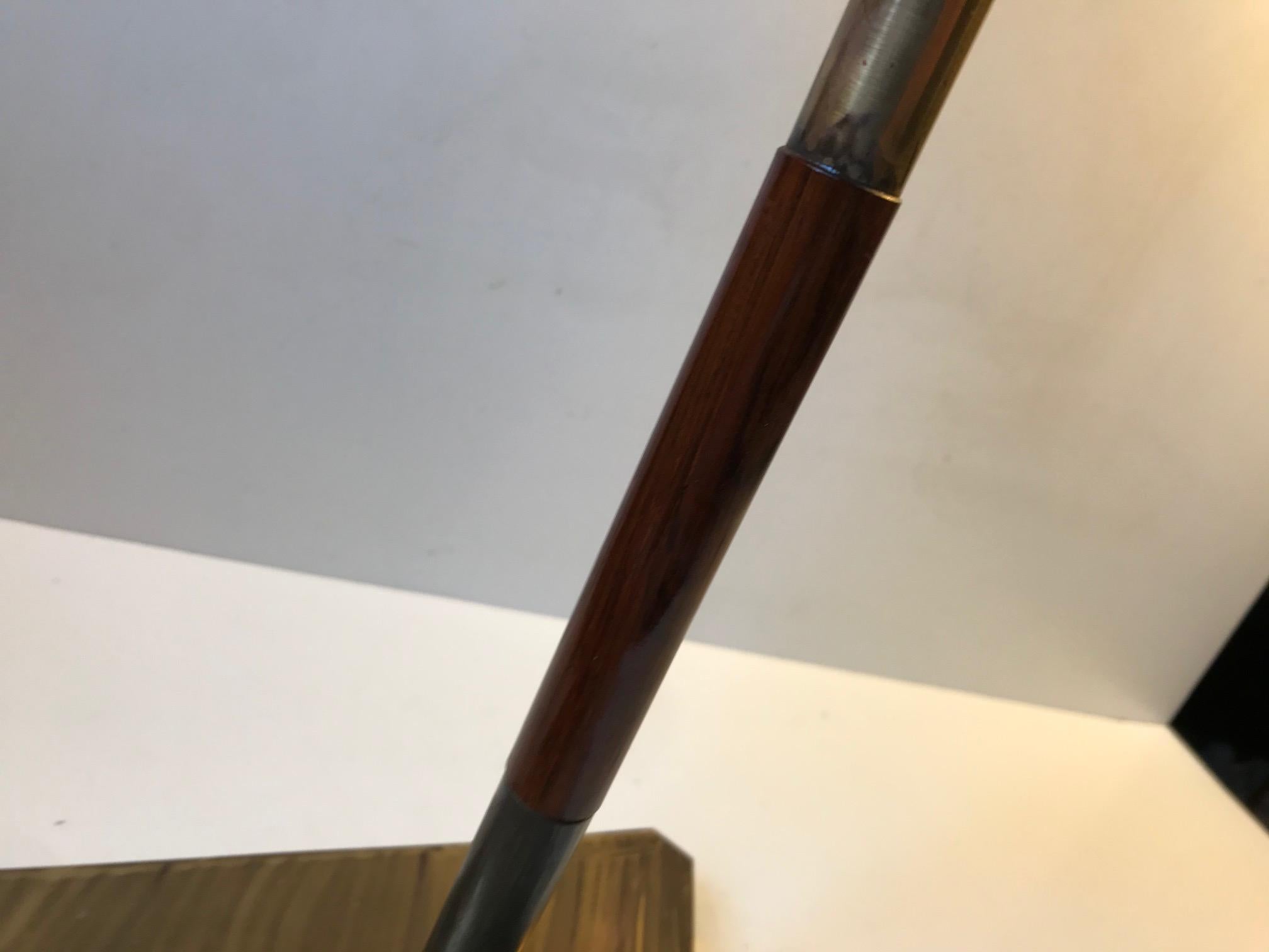 Milieu du XXe siècle Lampe de bureau scandinave vintage en laiton et verre opalin, années 1960 en vente