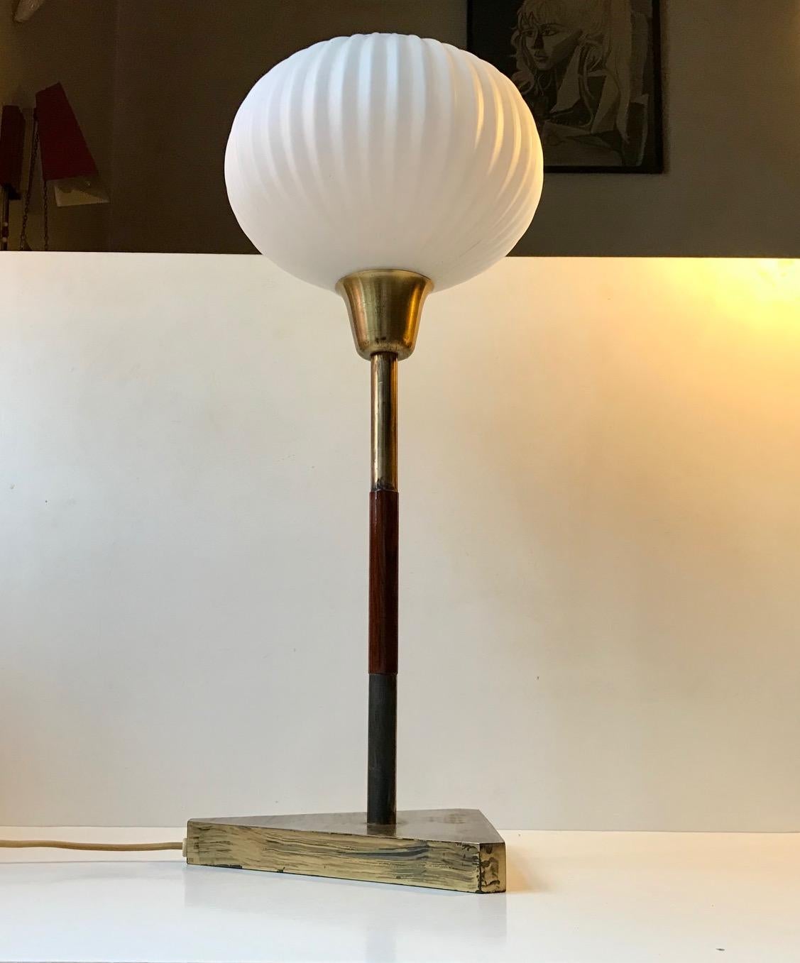 Laiton Lampe de bureau scandinave vintage en laiton et verre opalin, années 1960 en vente