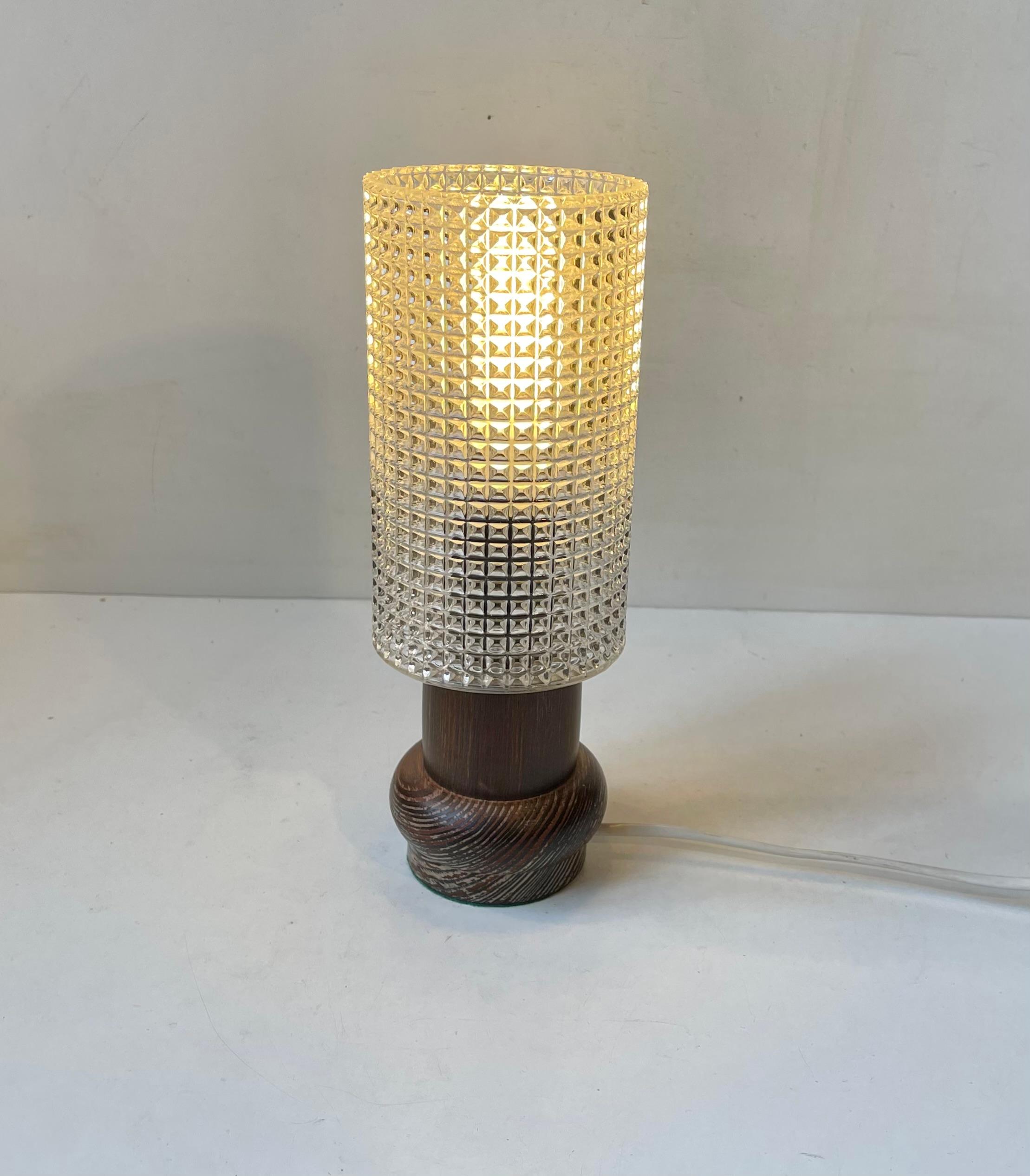 Scandinave moderne Lampe de bureau scandinave vintage en bois zébré et verre « diamant », 1970 en vente