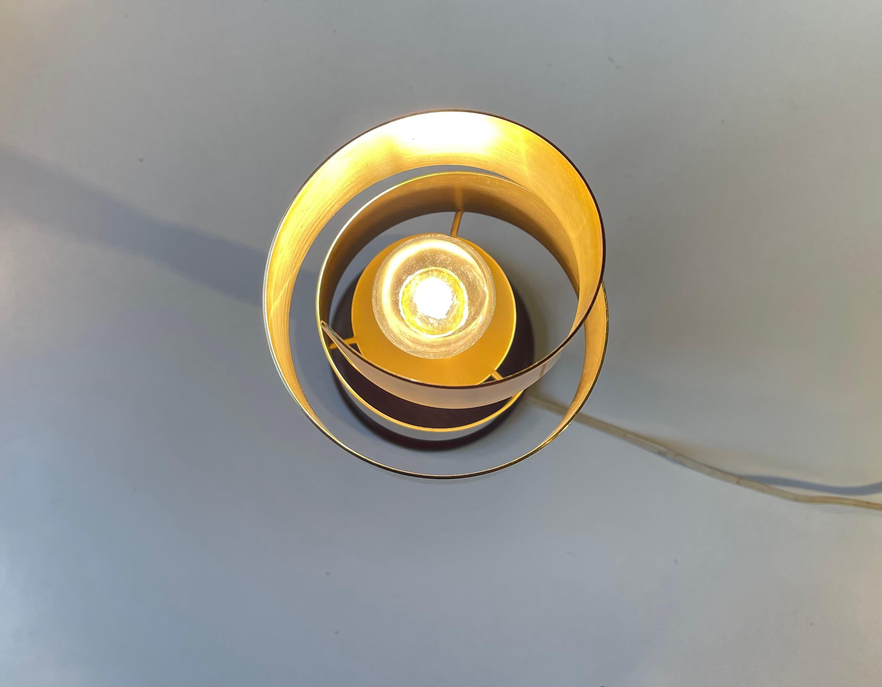 Vintage Scandinavian Teak and Brass Table Lamp with Spiral 'Gold' Shade In Good Condition For Sale In Esbjerg, DK