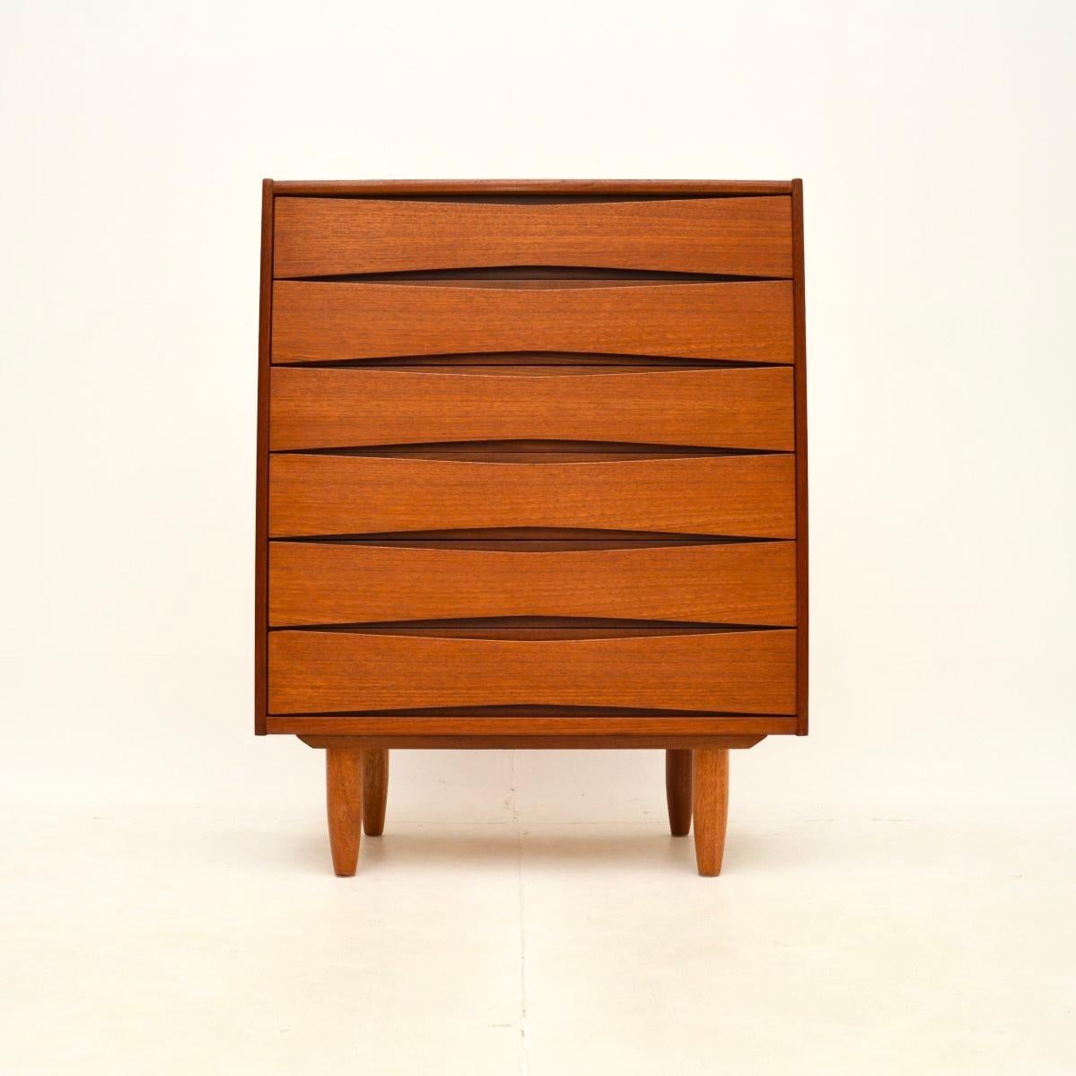 Una cassettiera scandinava d'epoca in teak, elegante ed estremamente ben fatta, di Skeie & Co. È stato prodotto in Norvegia e risale agli anni '1960.

È di qualità eccellente e ha fantastiche maniglie ellittiche incastonate. È di dimensioni utili e