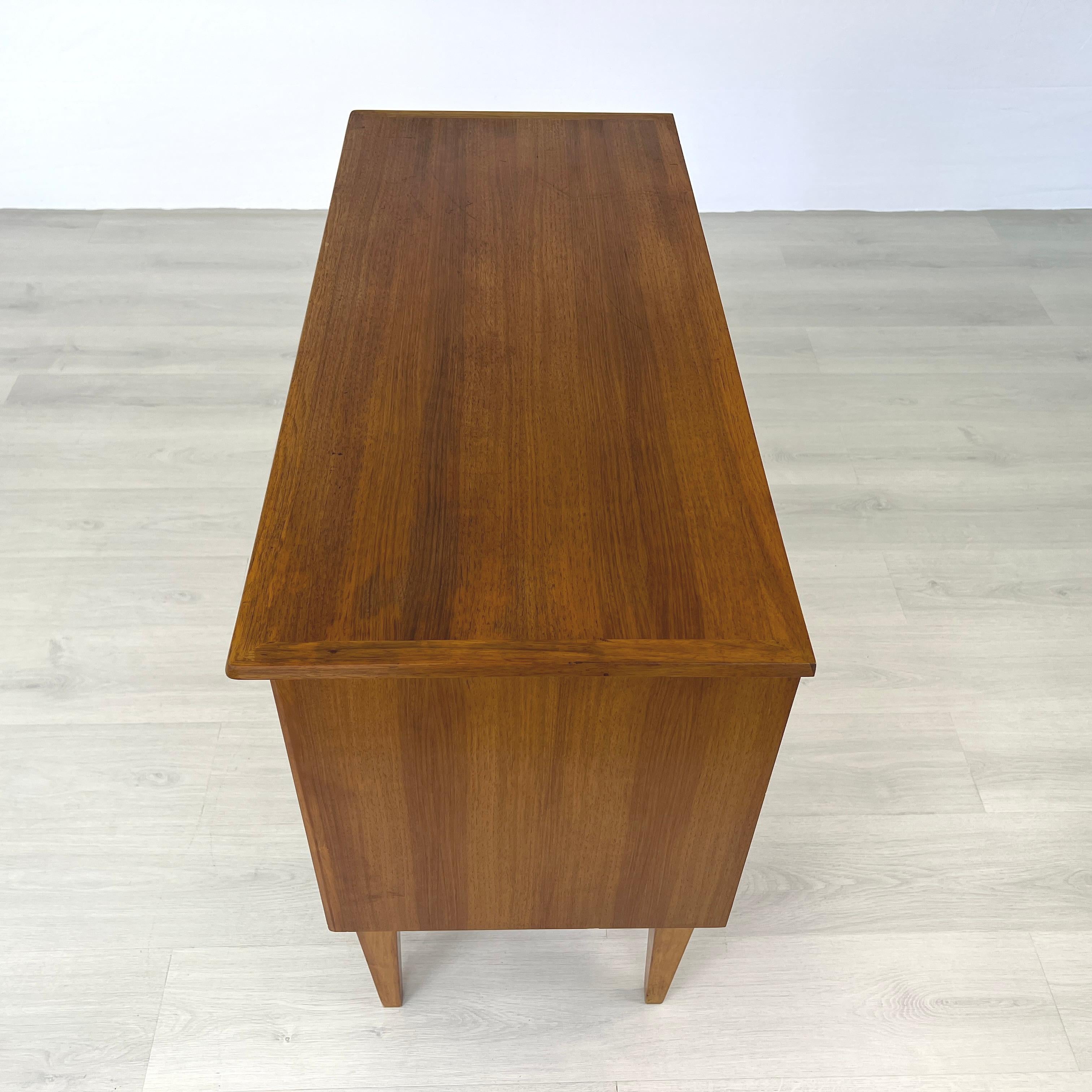 Commode scandinave vintage en teck Bon état - En vente à Bridgeport, CT