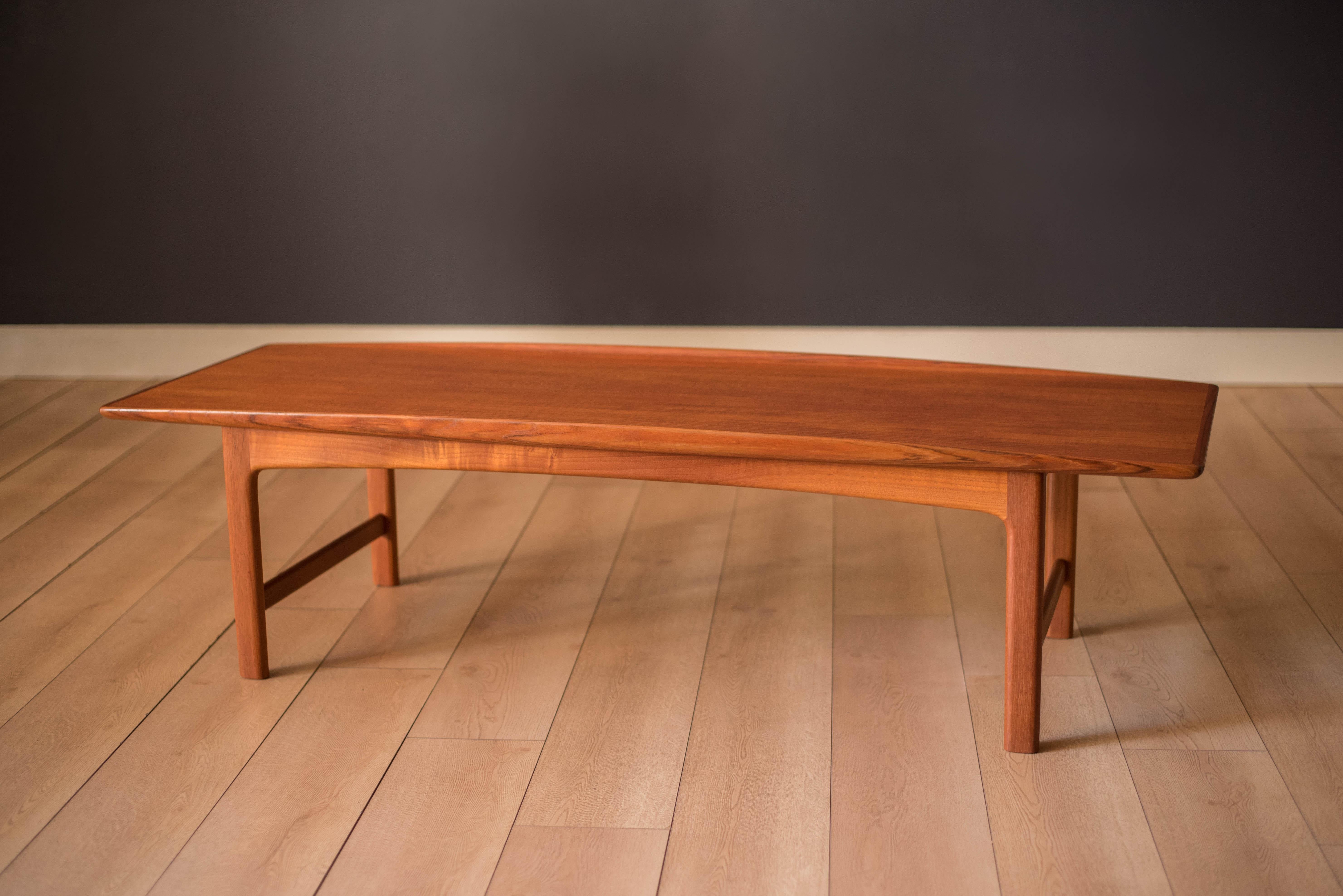 Table basse moderne du milieu du siècle en teck, conçue par Folke Ohlsson pour DUX, Suède. Cette pièce classique présente un grain naturel chaleureux et des bords sculptés en relief. La base de support est construite avec des pieds solides en teck.