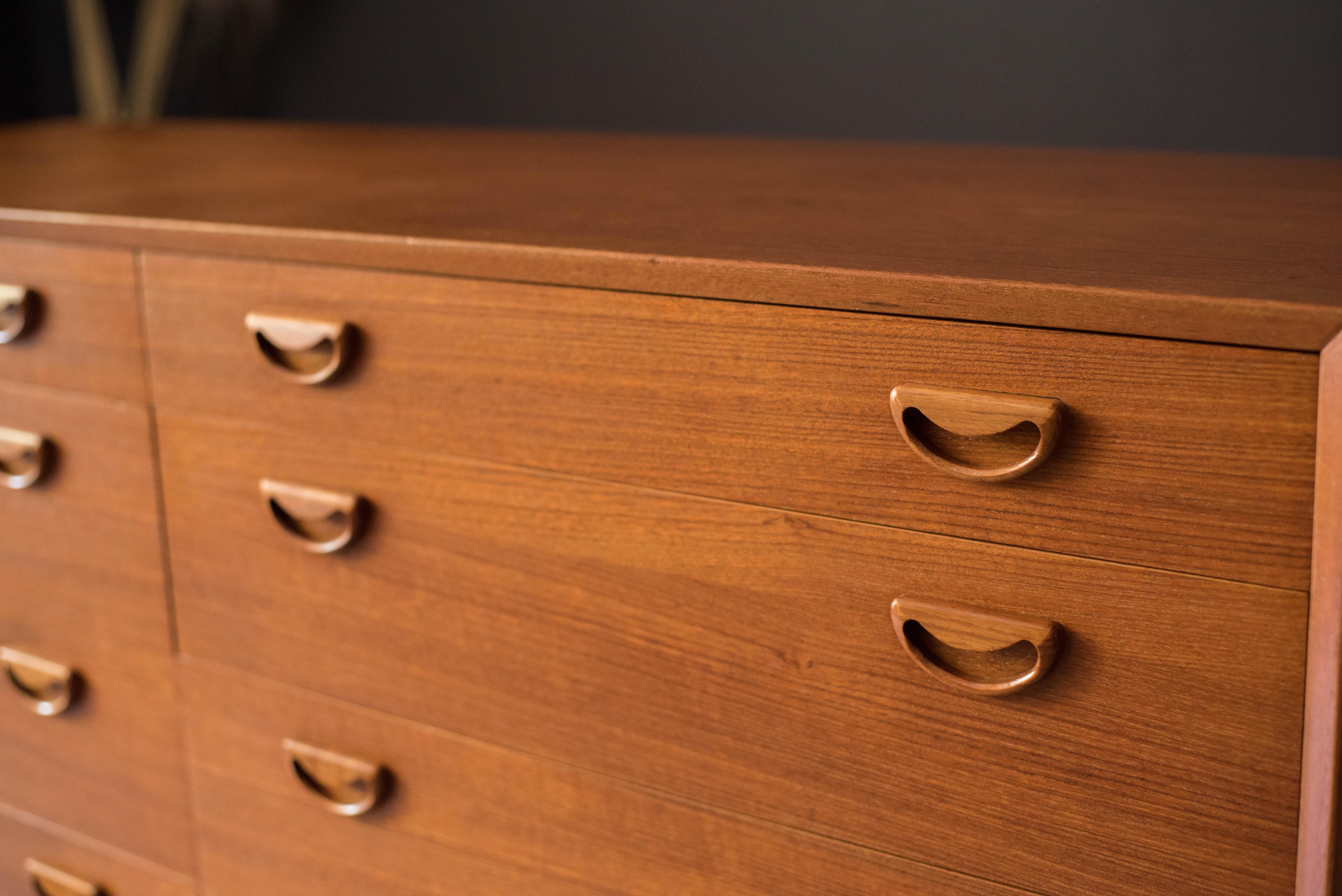 Vintage Scandinavian Teak Eight Drawer Double Dresser In Good Condition In San Jose, CA