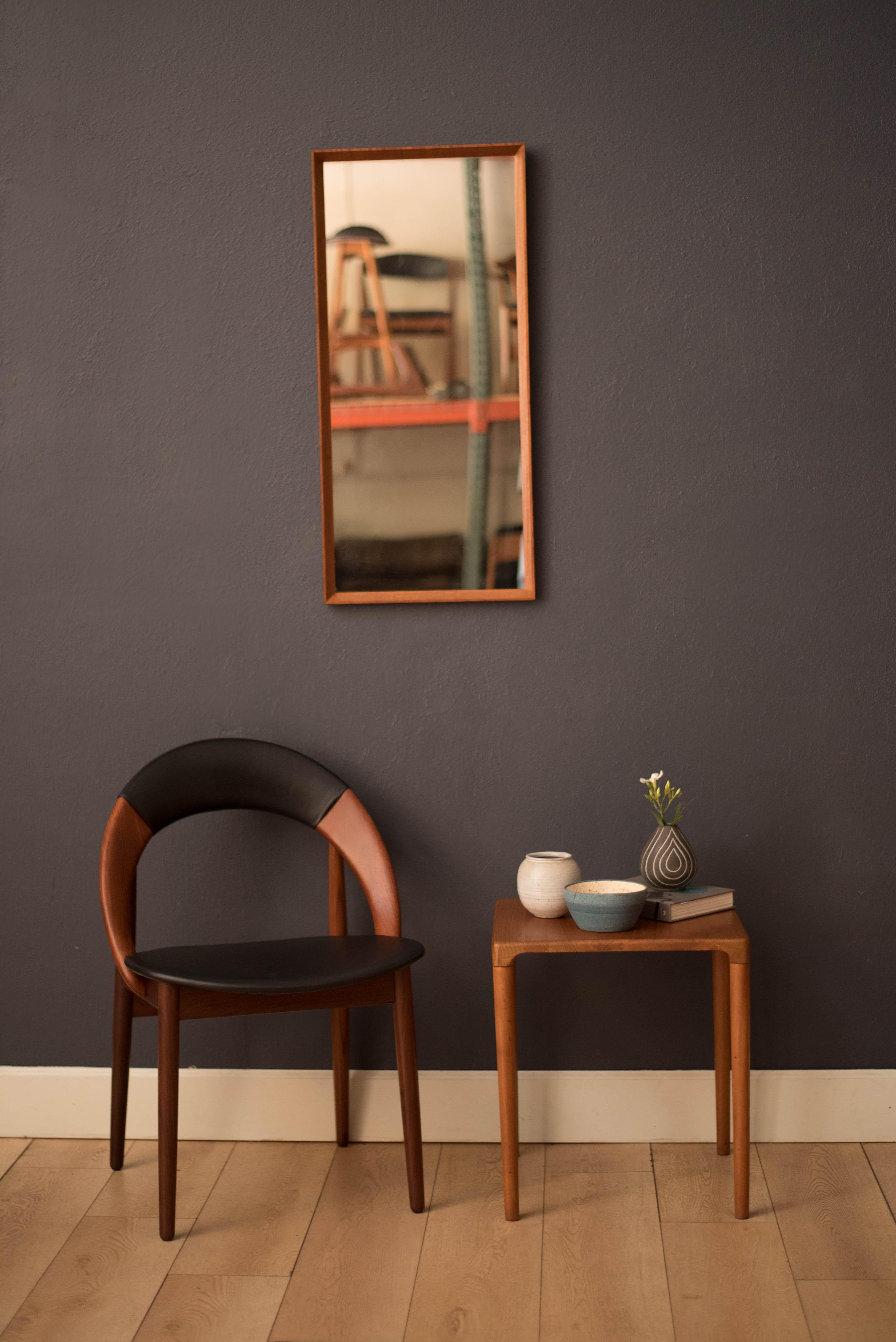 Scandinavo moderno Specchio da parete scandinavo d'epoca in teak in vendita