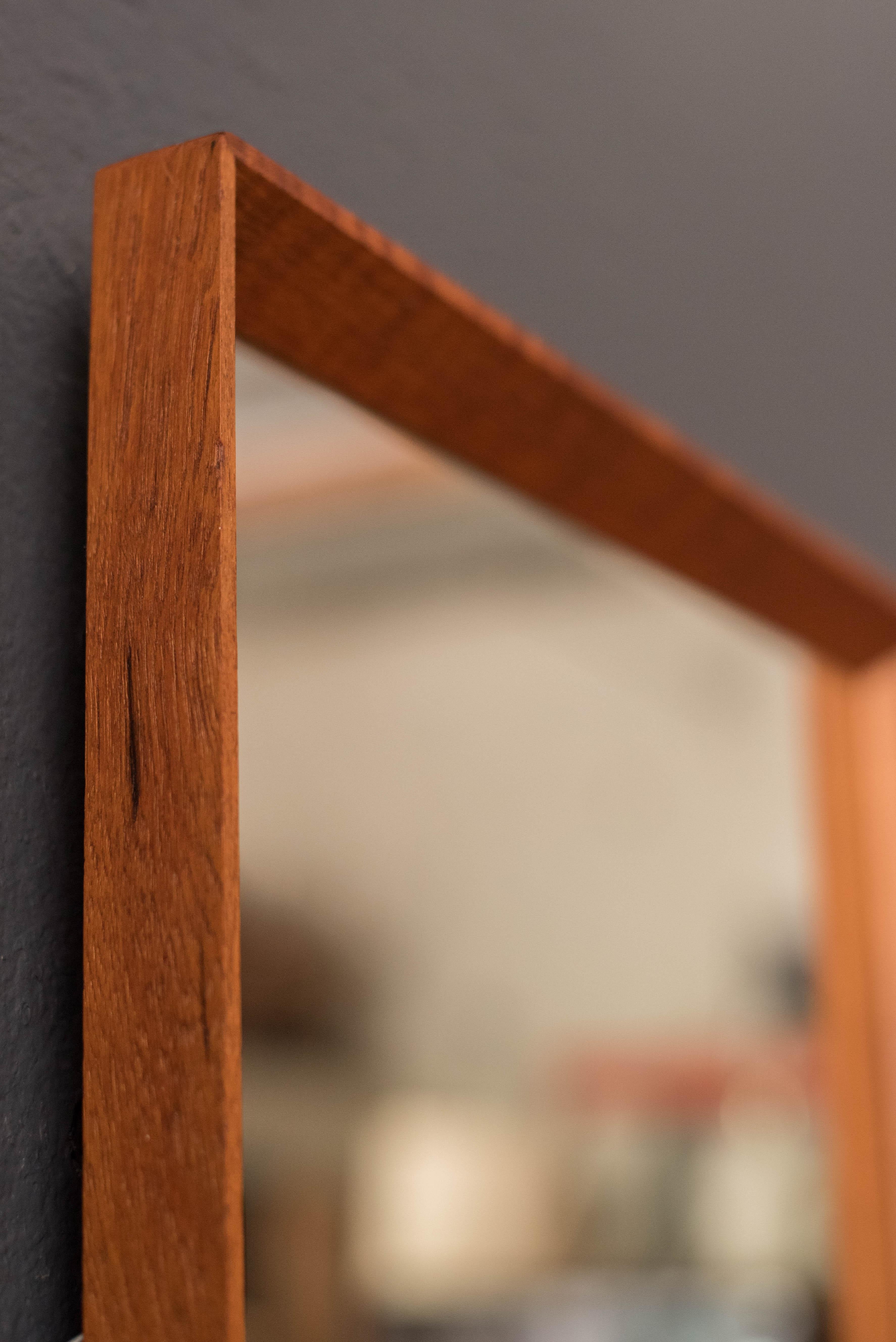 Europeo Specchio da parete scandinavo d'epoca in teak in vendita