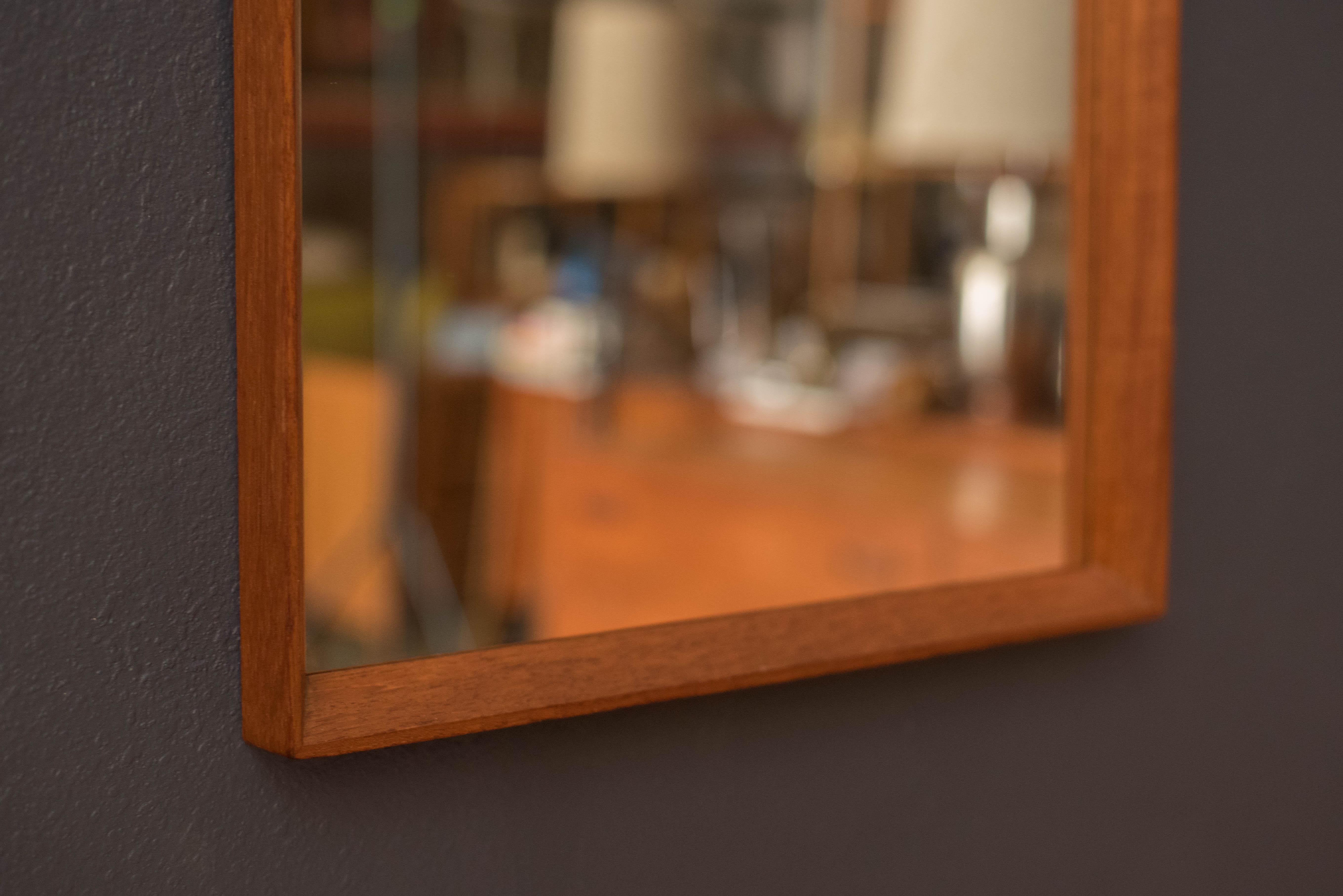 Metà XX secolo Specchio da parete scandinavo d'epoca in teak in vendita