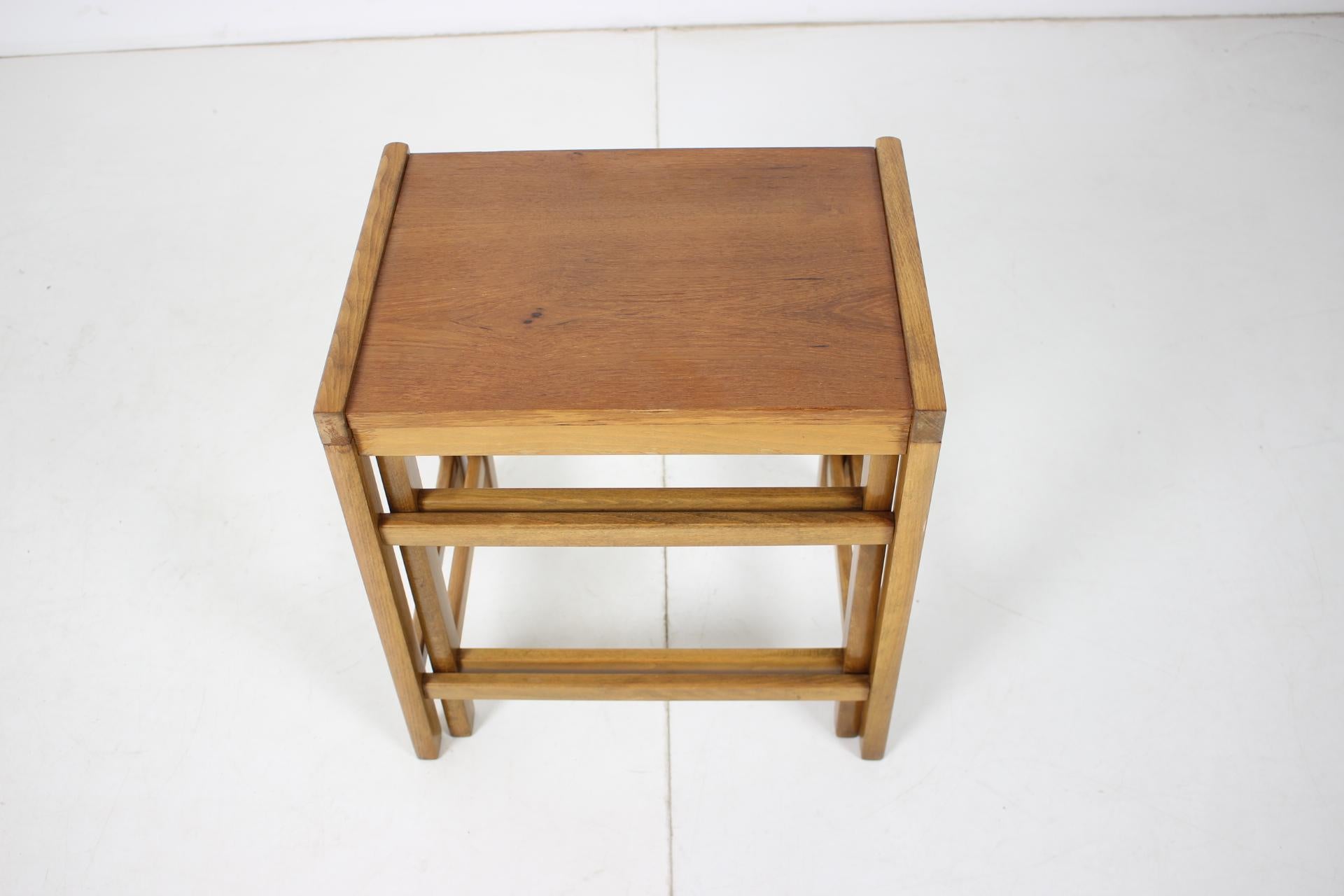 - Hergestellt in Dänemark
- Hergestellt aus Teakholz, Buche
- Abmessungen des kleineren Tisches: H 45 x B 39 x T 30 cm
- Guter, ursprünglicher Zustand.