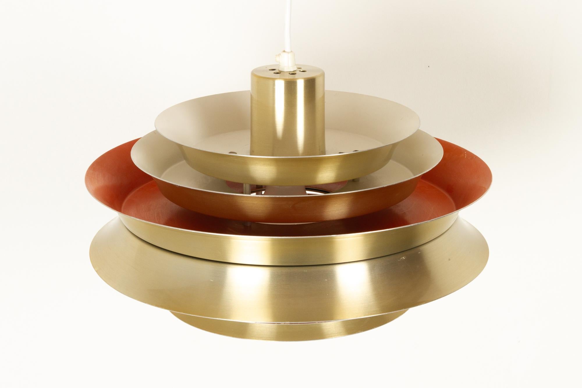 Vintage Scandinavian ceiling pendant by Carl Thore for Granhaga, 1960s.
Ceiling lamp model Trava with multiple shades in aluminum. Six shades colored in brass, white and reddish orange. Very beautiful Scandinavian Modern lamp, which gives of a warm