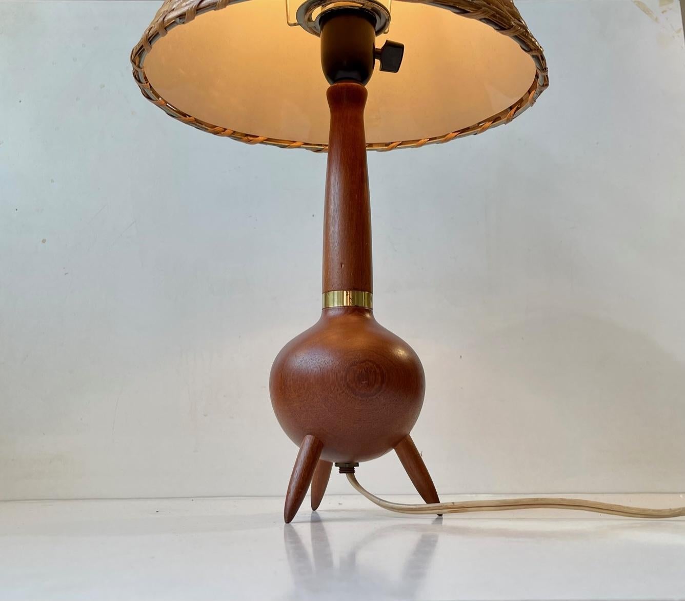 Vintage Scandinavian Tripod Table Lamp in Teak and Wicker, 1960s In Good Condition In Esbjerg, DK
