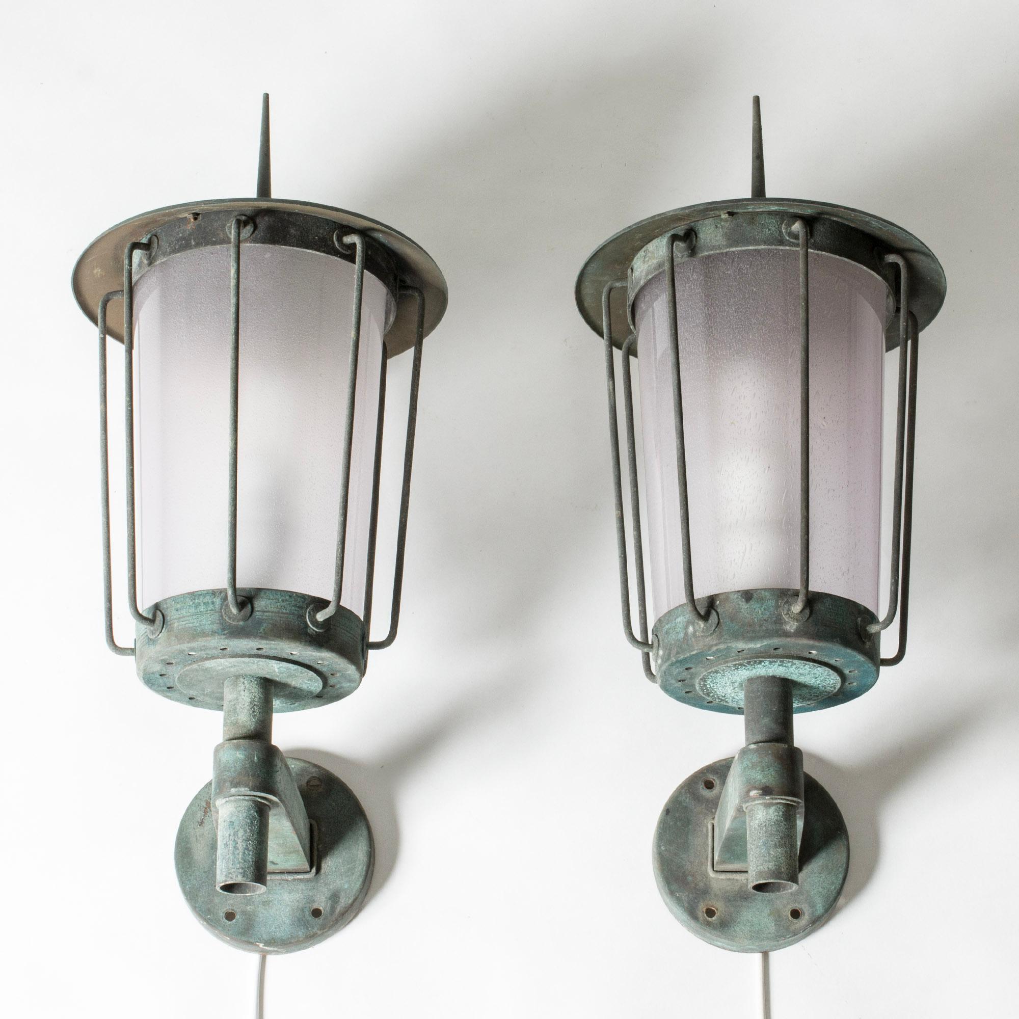 Incredibile coppia di applique di Hans Bergström, realizzate in rame e vetro con bolle discrete. Design di grandi dimensioni con punte decorative sulla parte superiore.

Sono cablati ma devono essere installati da un elettricista se montati