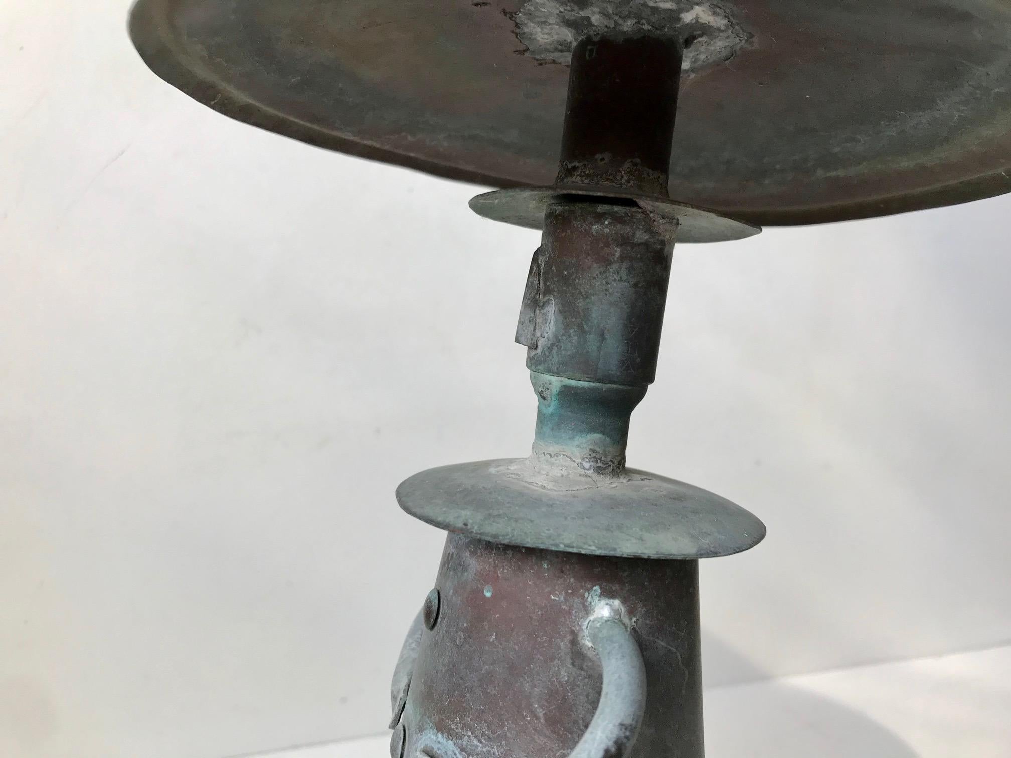 Naiv ausgeführte Wasserfontaine-Figurine aus patiniertem Kupfer. Es ist ein Unikat eines anonymen dänischen Bildhauers/Künstlers aus den 1970er Jahren. Als wir es fanden, war es als Skulptur ausgestellt. Maße: H: 29 cm, T: 18 cm (Hut).