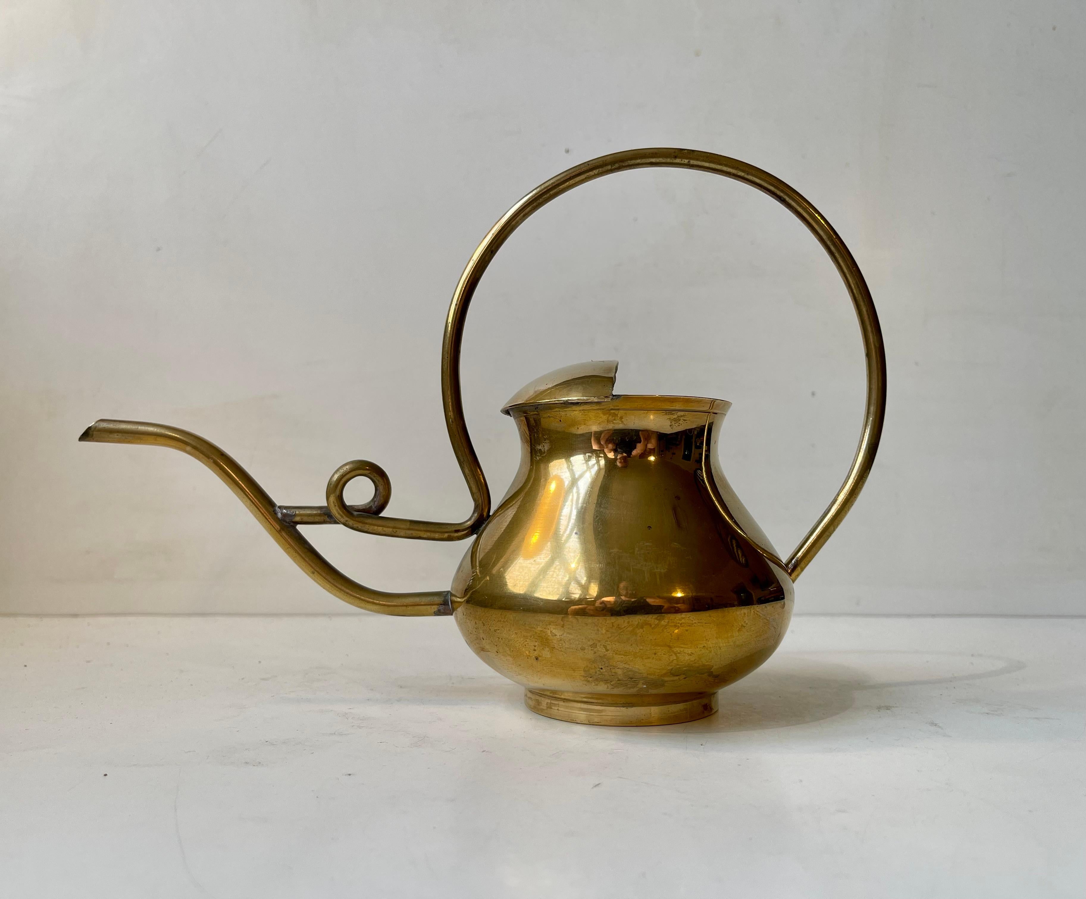 Vintage brass watering can with a beautiful form! It features a spiraling spout perfect for directional watering of houseplants as orchids or other delicate plants. Holds enough water for two-four small to medium sized plants . Measurements: H: 18