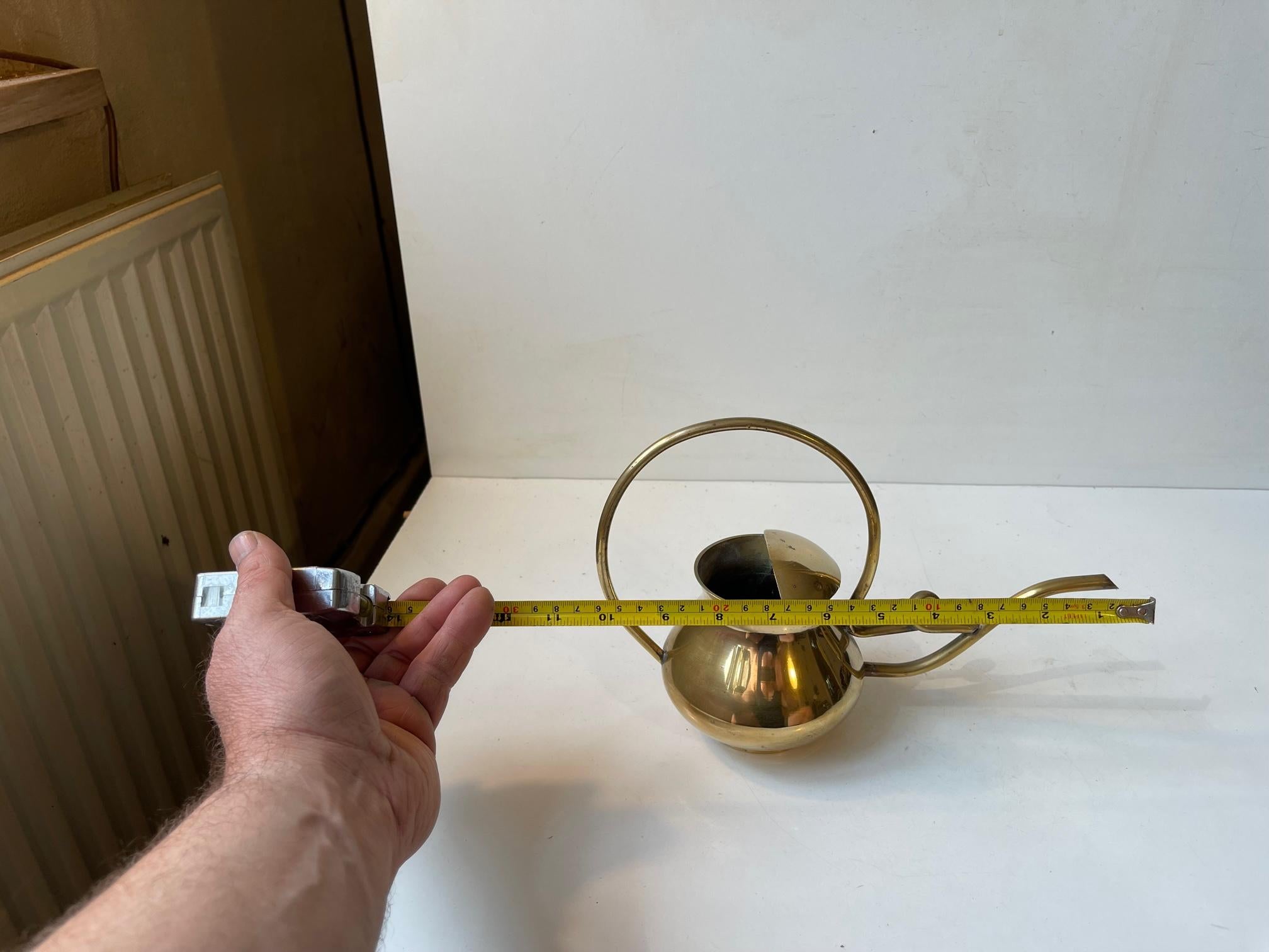 Vintage Scandinavian Watering Can in Spiraling Brass In Good Condition For Sale In Esbjerg, DK