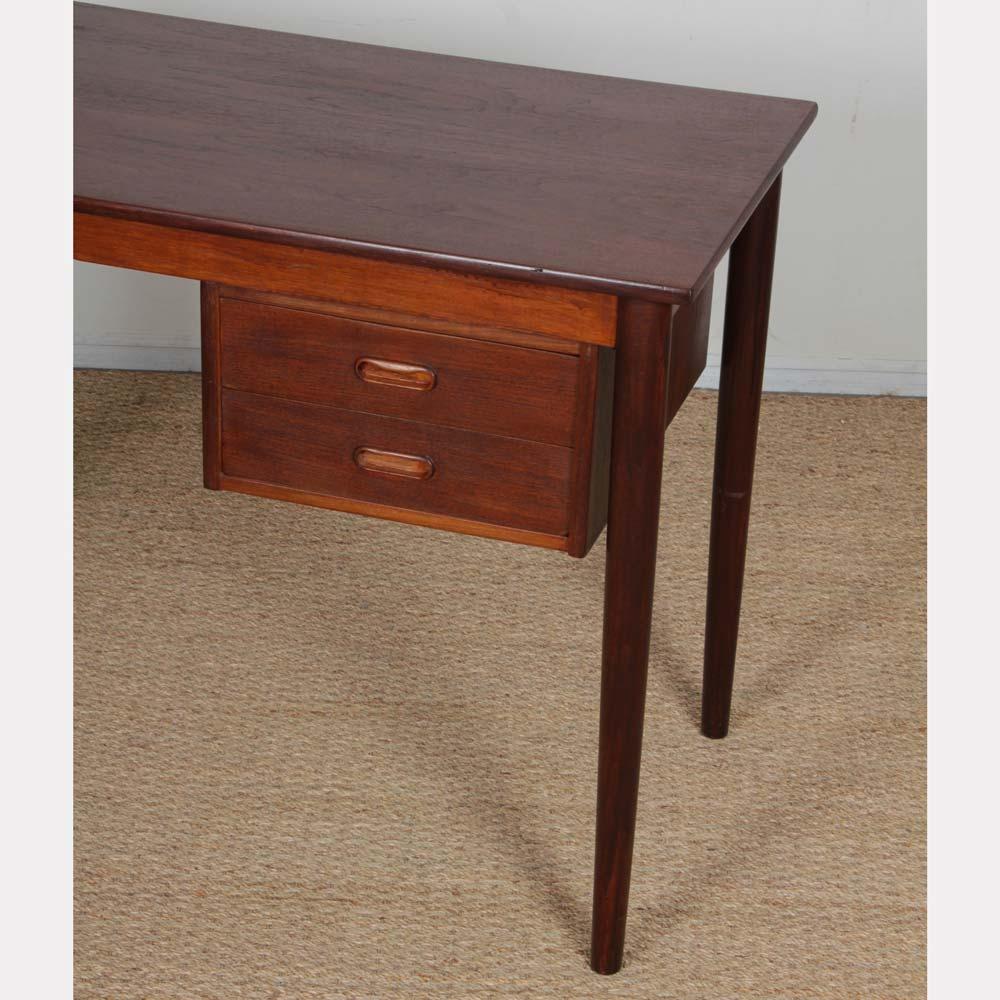 This Scandinavian desk dates from the 1960s. This vintage piece opens with a series of two drawers. It is in good vintage condition and the top has been restored.