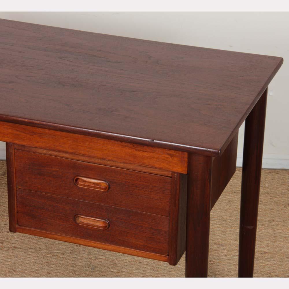 Vintage Scandinavian wooden desk from the 1960s In Good Condition For Sale In MONTESSON, FR