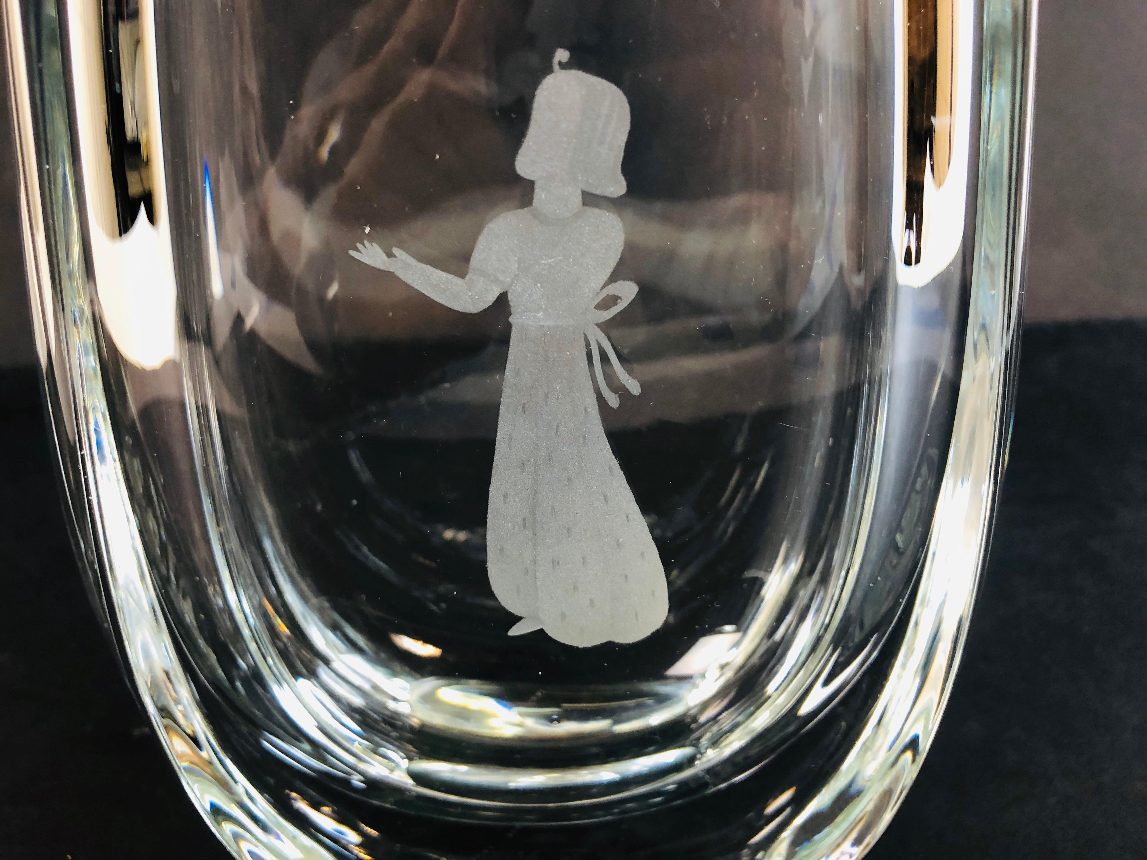 Vintage Mid-Century Modern Scandinave vase en verre gravé avec fille. Le vase en verre de style vase oreiller est soufflé à la main avec une fille gravée sur le devant. Aucune marque. Excellent état.