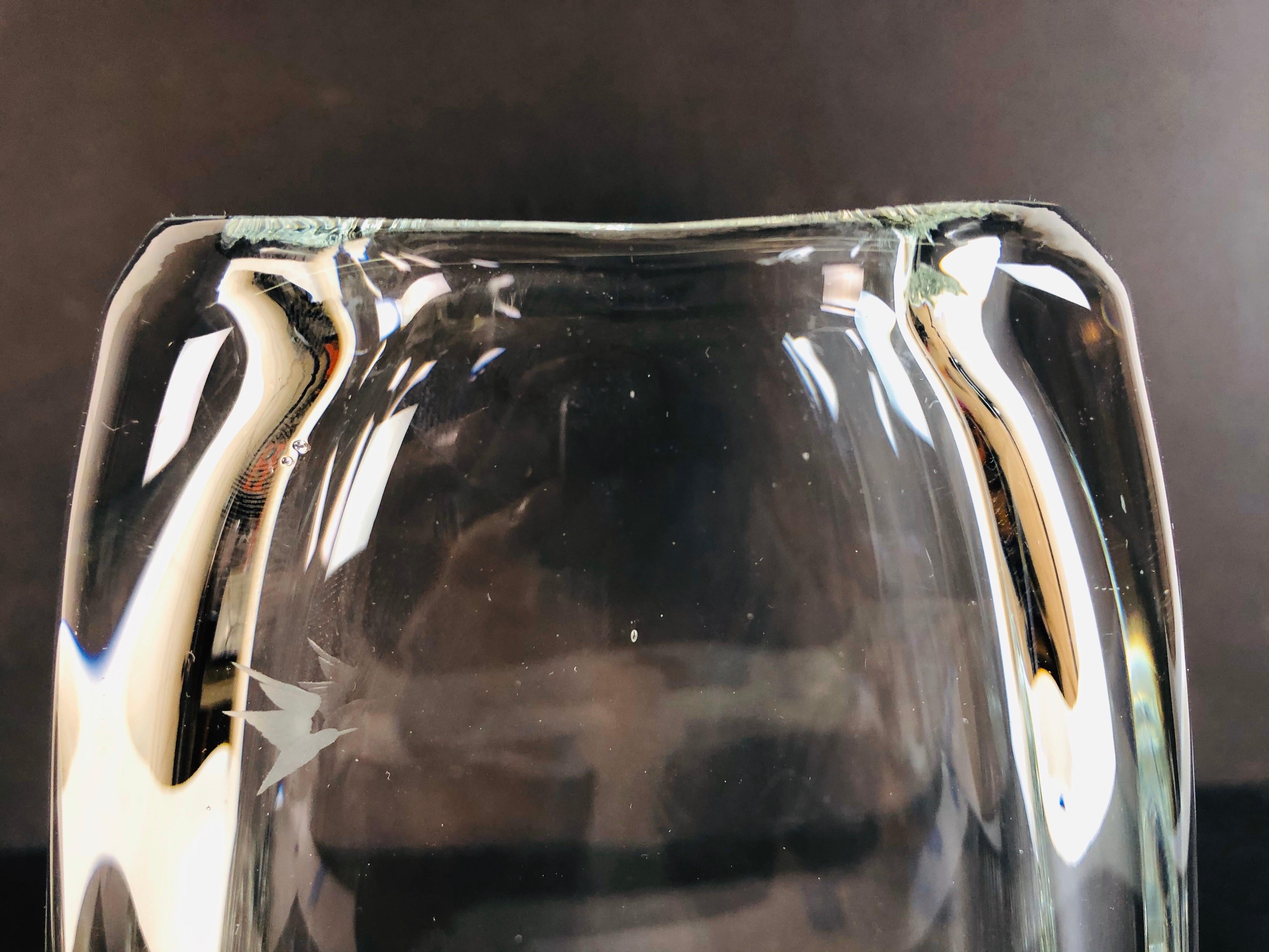 Scandinave moderne Vieux vase scandinave en verre gravé avec fille en vente