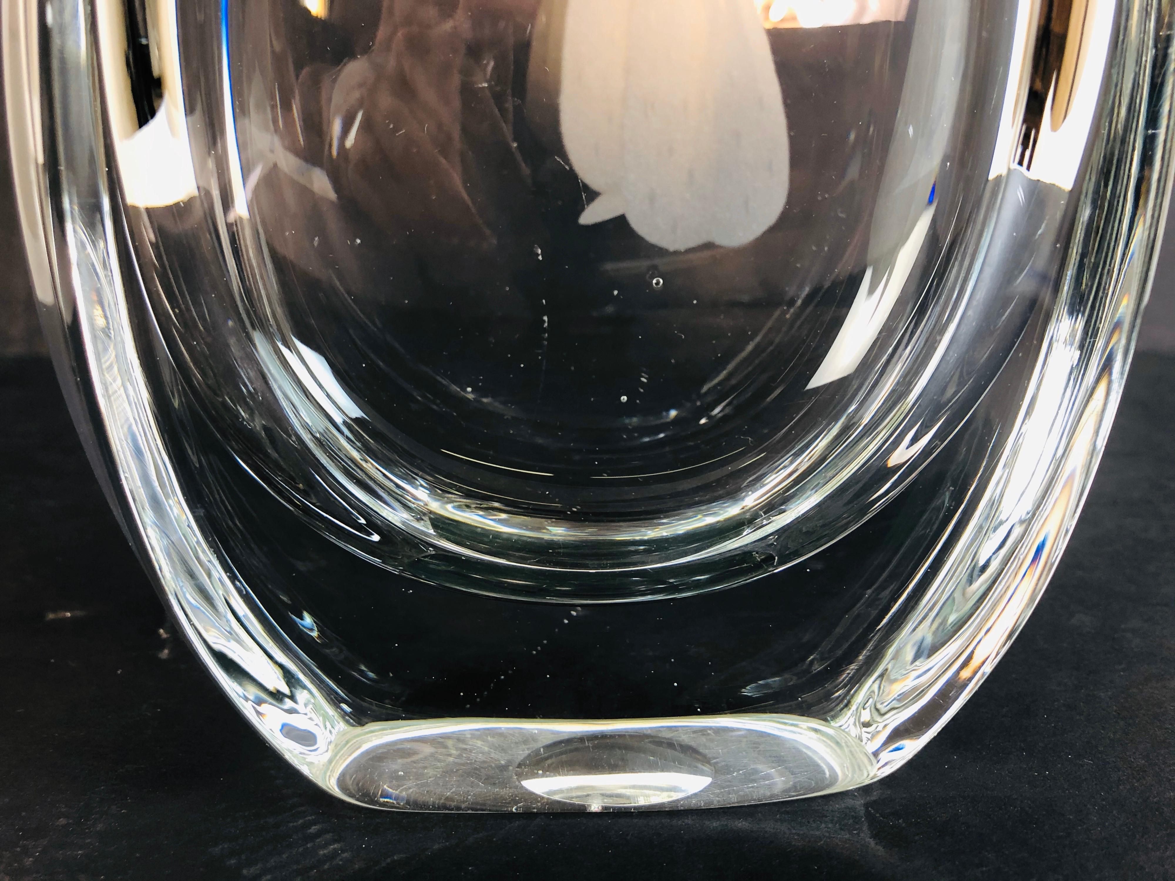 Suédois Vieux vase scandinave en verre gravé avec fille en vente