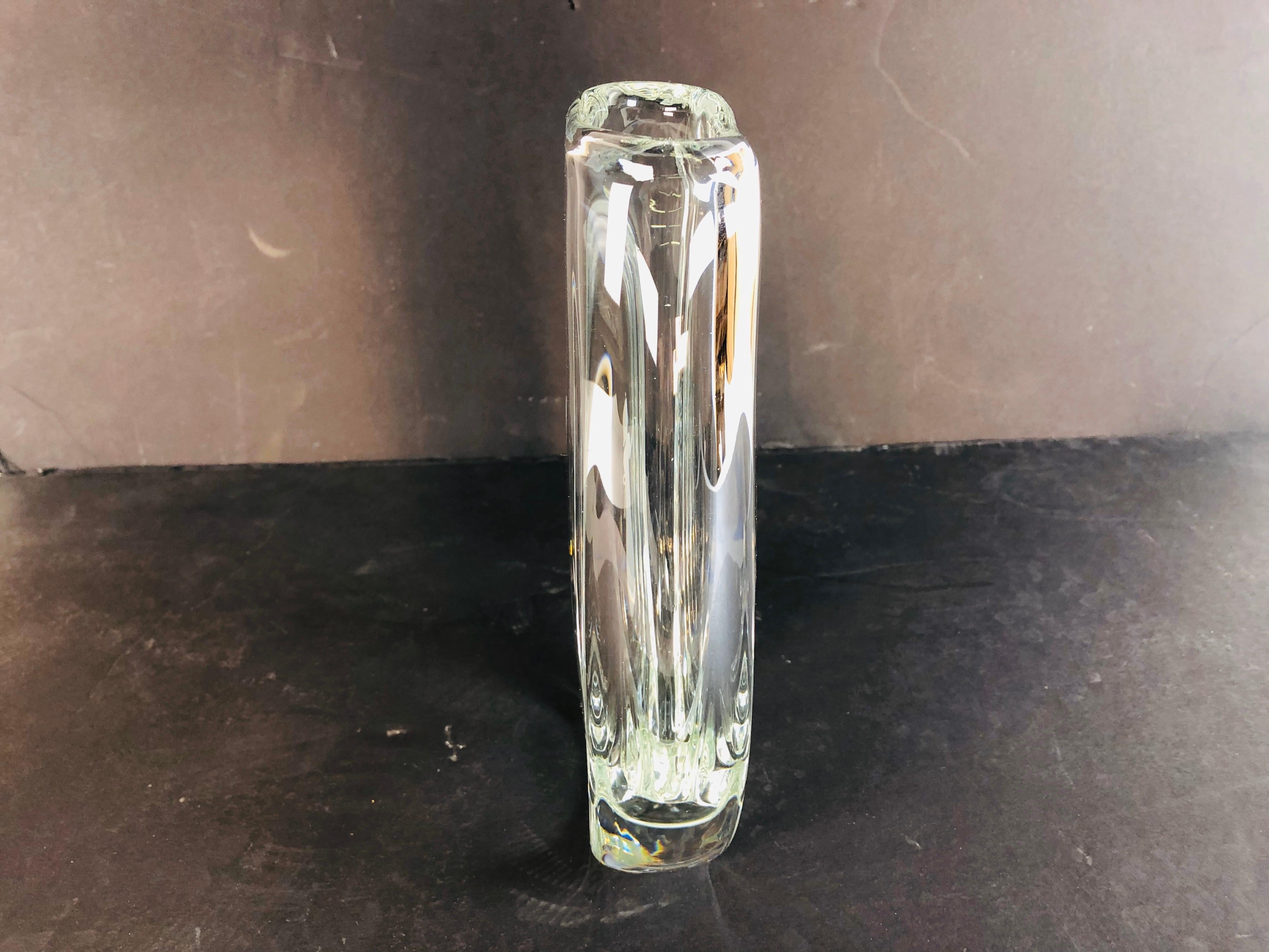 Vieux vase scandinave en verre gravé avec fille Bon état - En vente à Amherst, NH