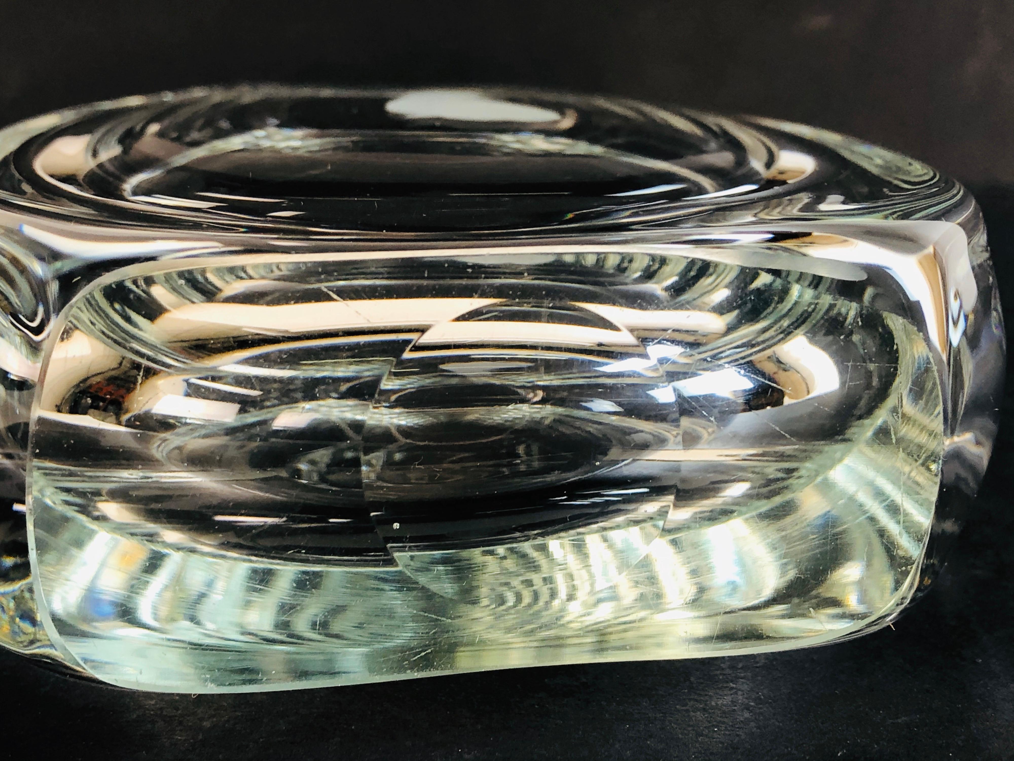 20ième siècle Vieux vase scandinave en verre gravé avec fille en vente