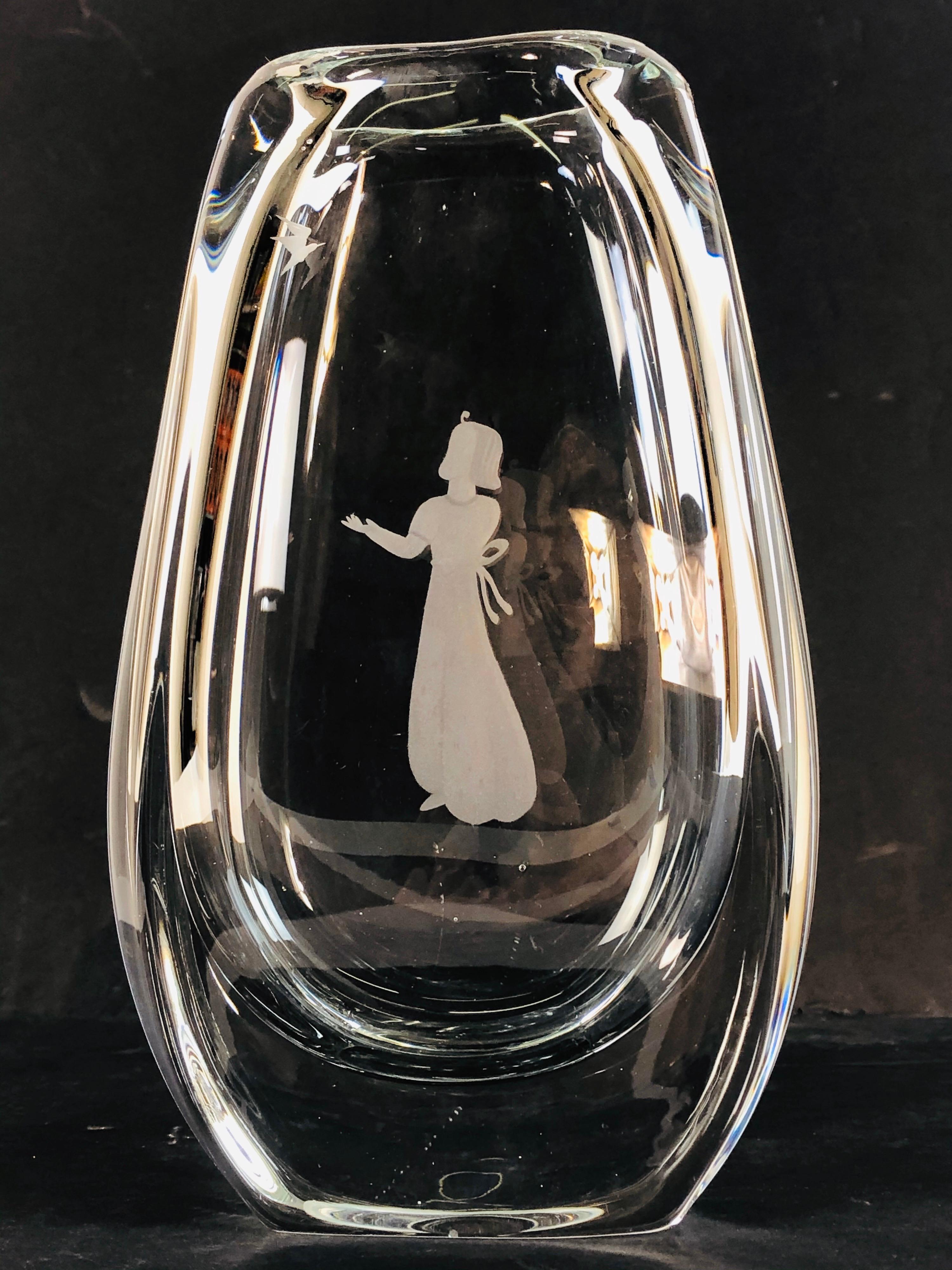 Verre Vieux vase scandinave en verre gravé avec fille en vente