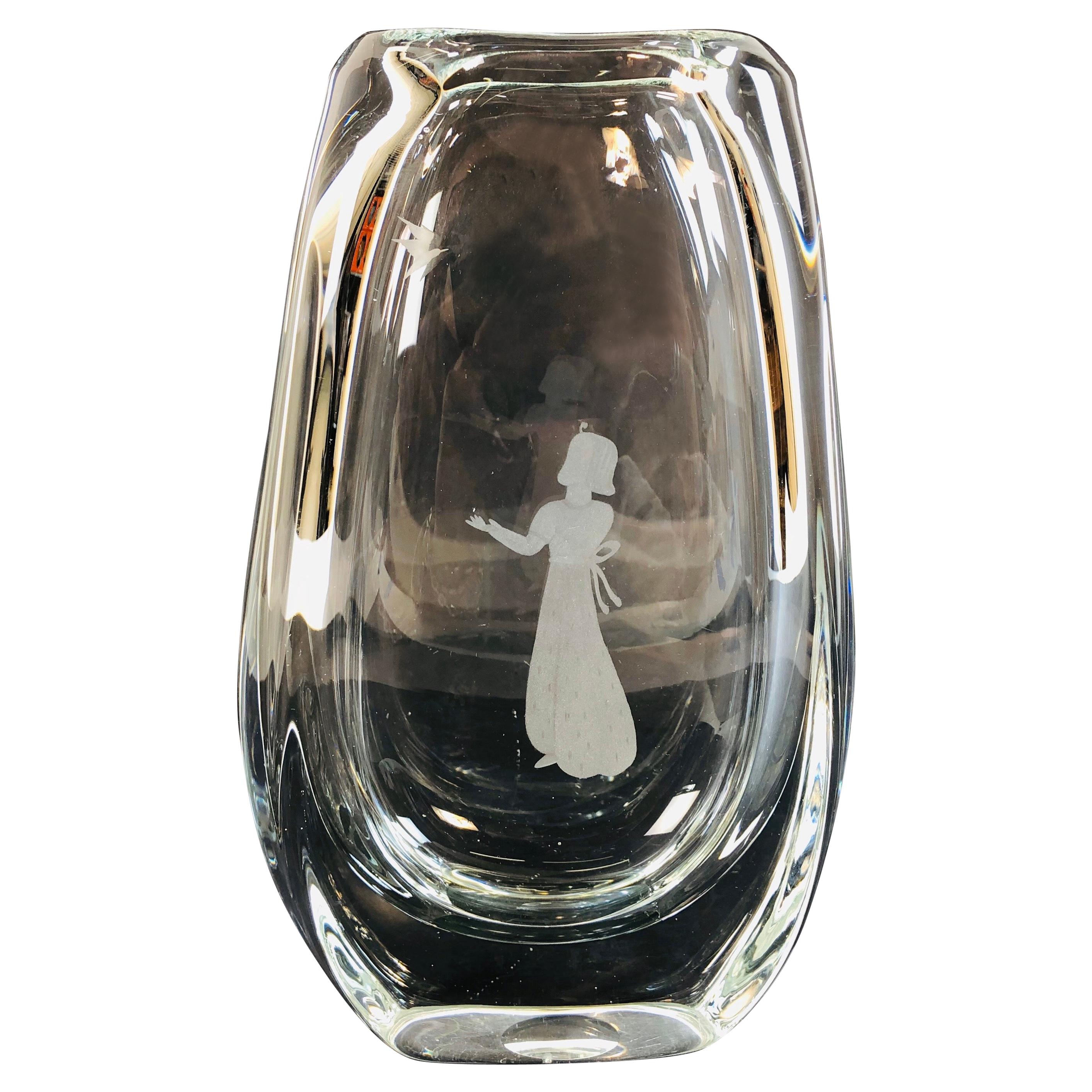 Vieux vase scandinave en verre gravé avec fille en vente