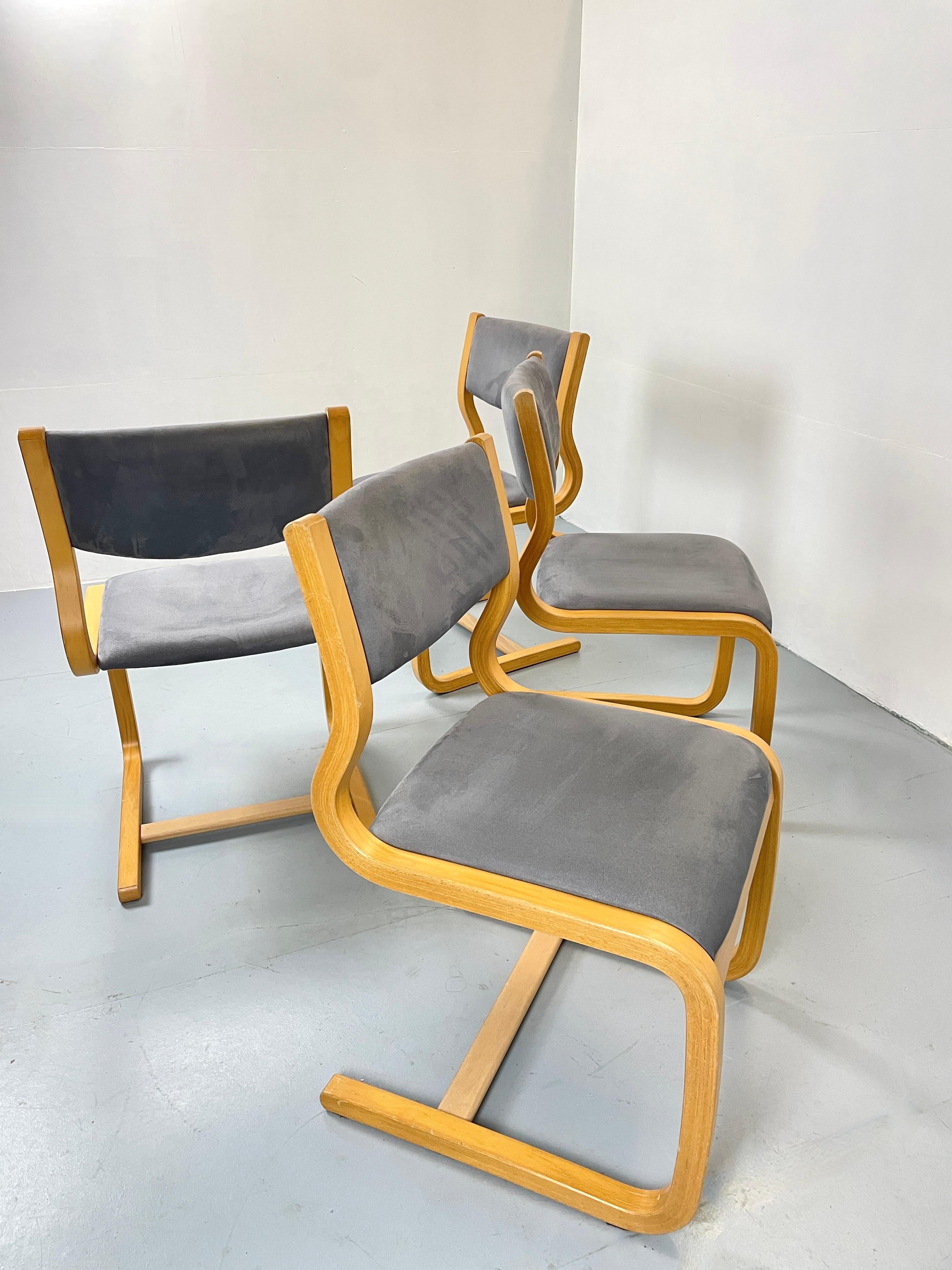 Jolies chaises cantilever scanidaviennes vintage.
Probablement fabriqué au Danemark. Design/One en bois de hêtre stratifié courbé.
revêtement gris. 

Il s'agit d'un ensemble de quatre chaises