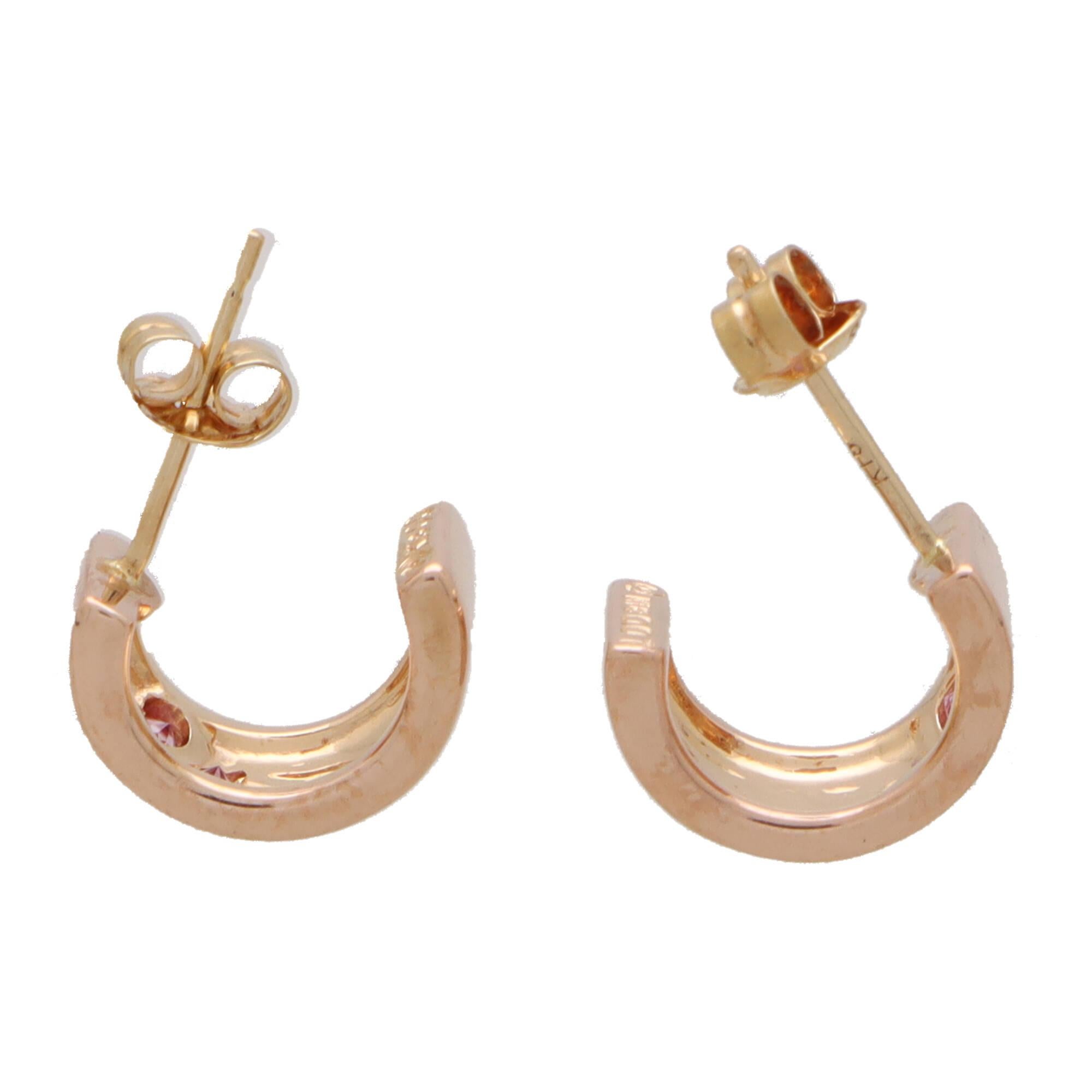Une paire de boucles d'oreilles en saphir dispersé en or rose 18 carats, parfaites pour tous les jours.

Ces fabuleux anneaux sont composés d'un anneau épais et massif, parsemé sur le devant de trois saphirs. Les saphirs sont de taille légèrement