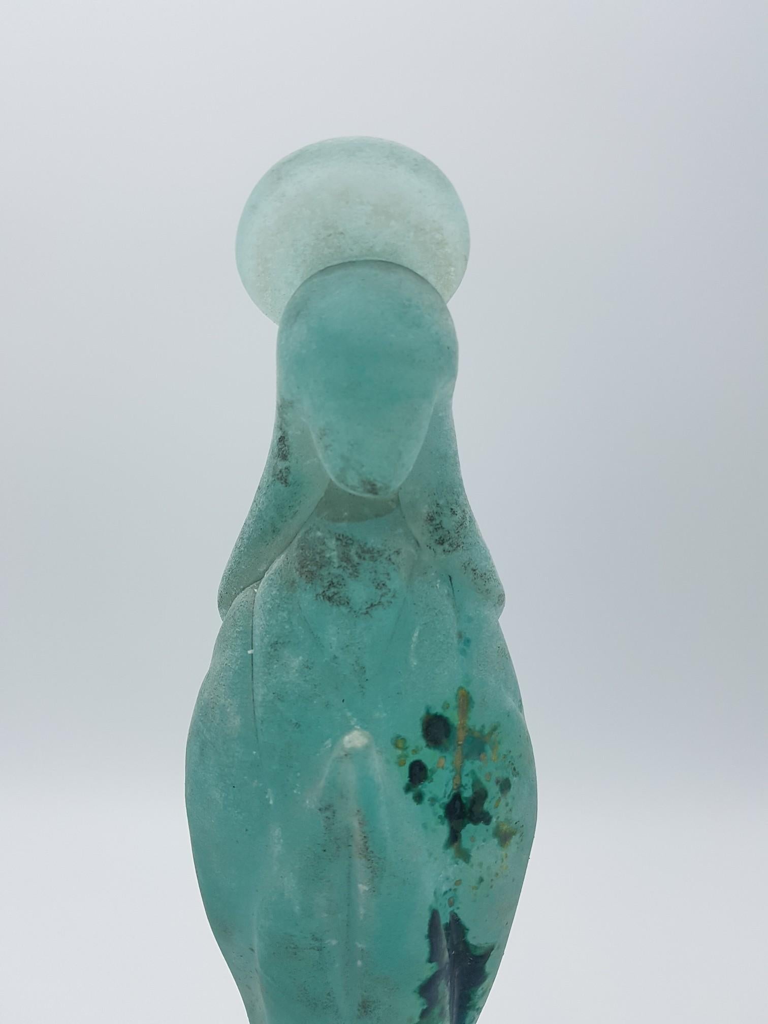 This vintage Murano glass figurine was handmade by the great glass-master Ermanno Nason at Gino Cenedese e Figlio glass factiory in the late 1960s. The sculpture, in green color and 'scavo' finish, portrays a praying Madonna (Our Lady of Lourdes)