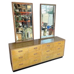 Comò d
epoca "Scene Two" in legno di radica biondo con specchi di Henredon