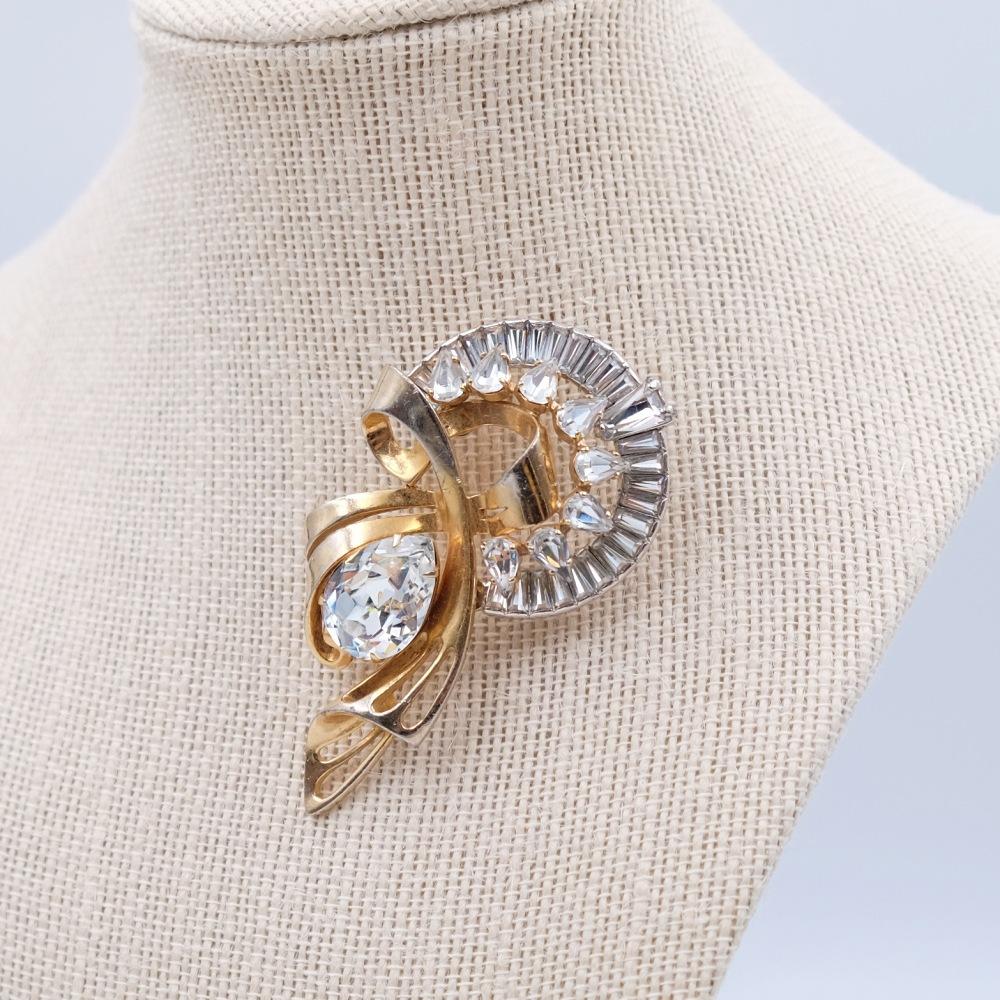Period: 1940s
Hallmark: Schiaparelli​
Condition: perfect
Dimensions: H 2.75 Inch
Materials: base metal, rhinestones, faux diamonds