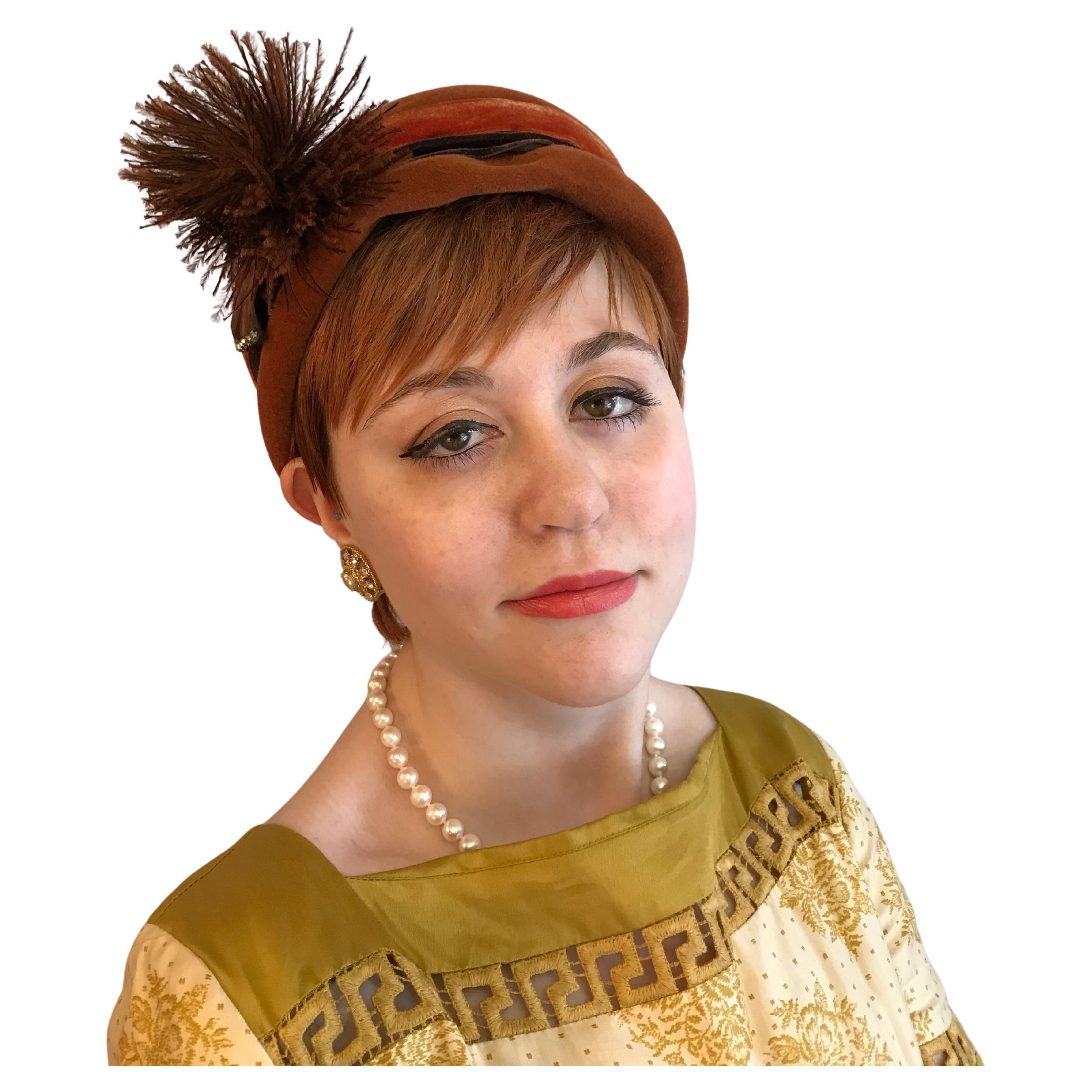 Chic, scultoreo e inconfondibilmente Schiaparelli, questo cappello da cocktail vintage di Parigi offre la spiritosa drammaticità per cui la casa è nota.

Questo cappello da cocktail vintage di Schiaparelli Paris è un esempio di design di modisteria