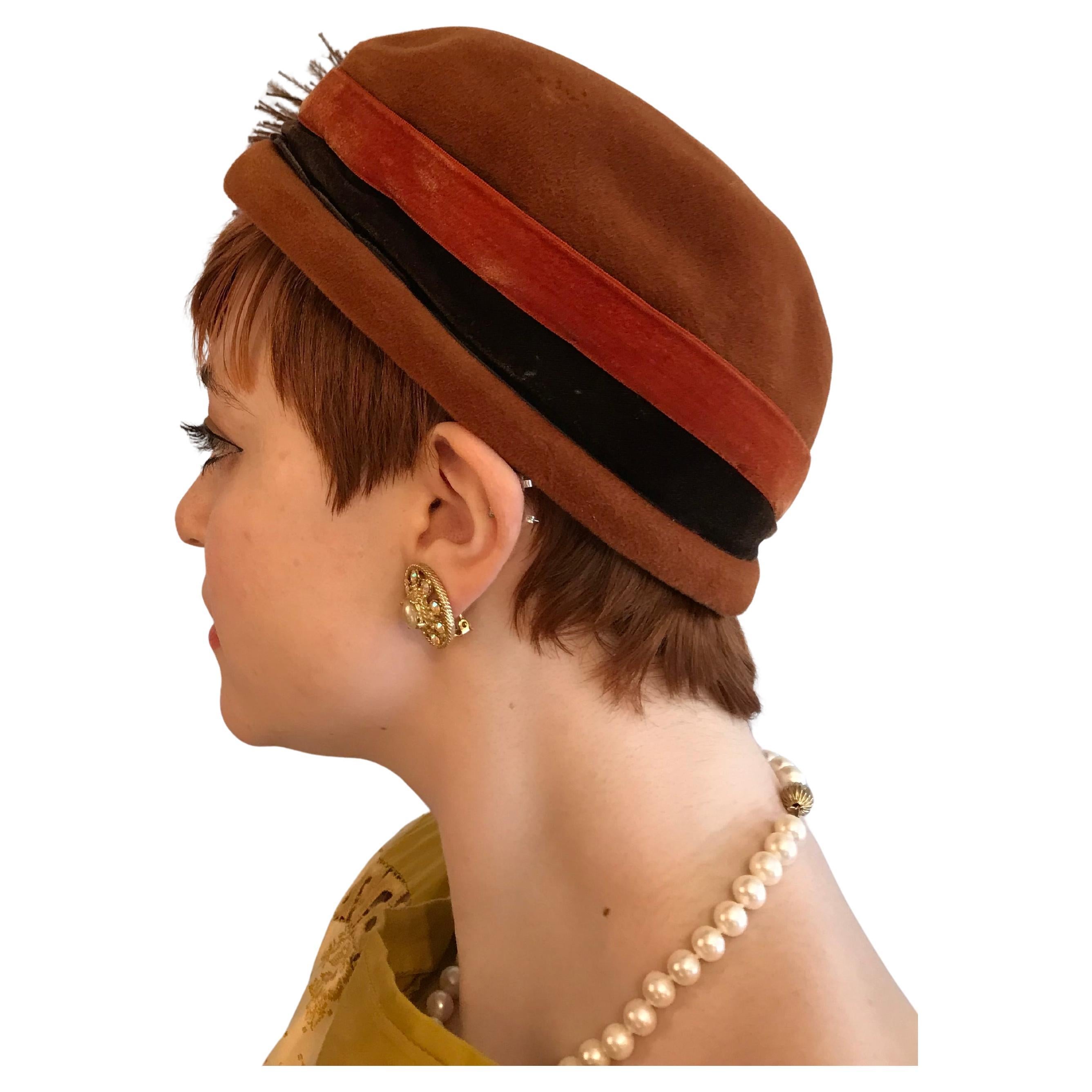 Marrone Cappello da cocktail in velluto anni '50 Schiaparelli Paris - Pom di piume e strass in vendita
