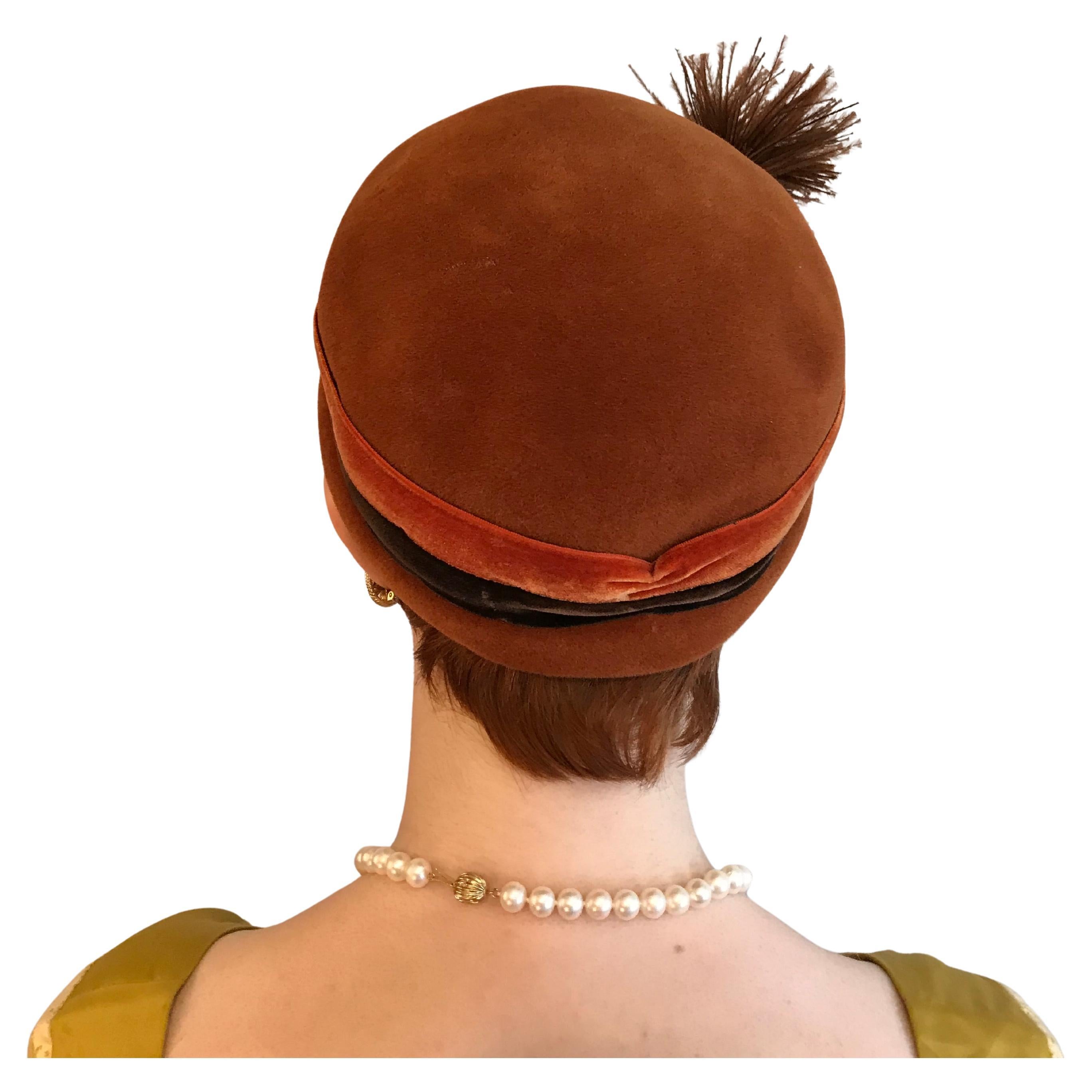 Cappello da cocktail in velluto anni '50 Schiaparelli Paris - Pom di piume e strass In condizioni buone in vendita a North Attleboro, MA