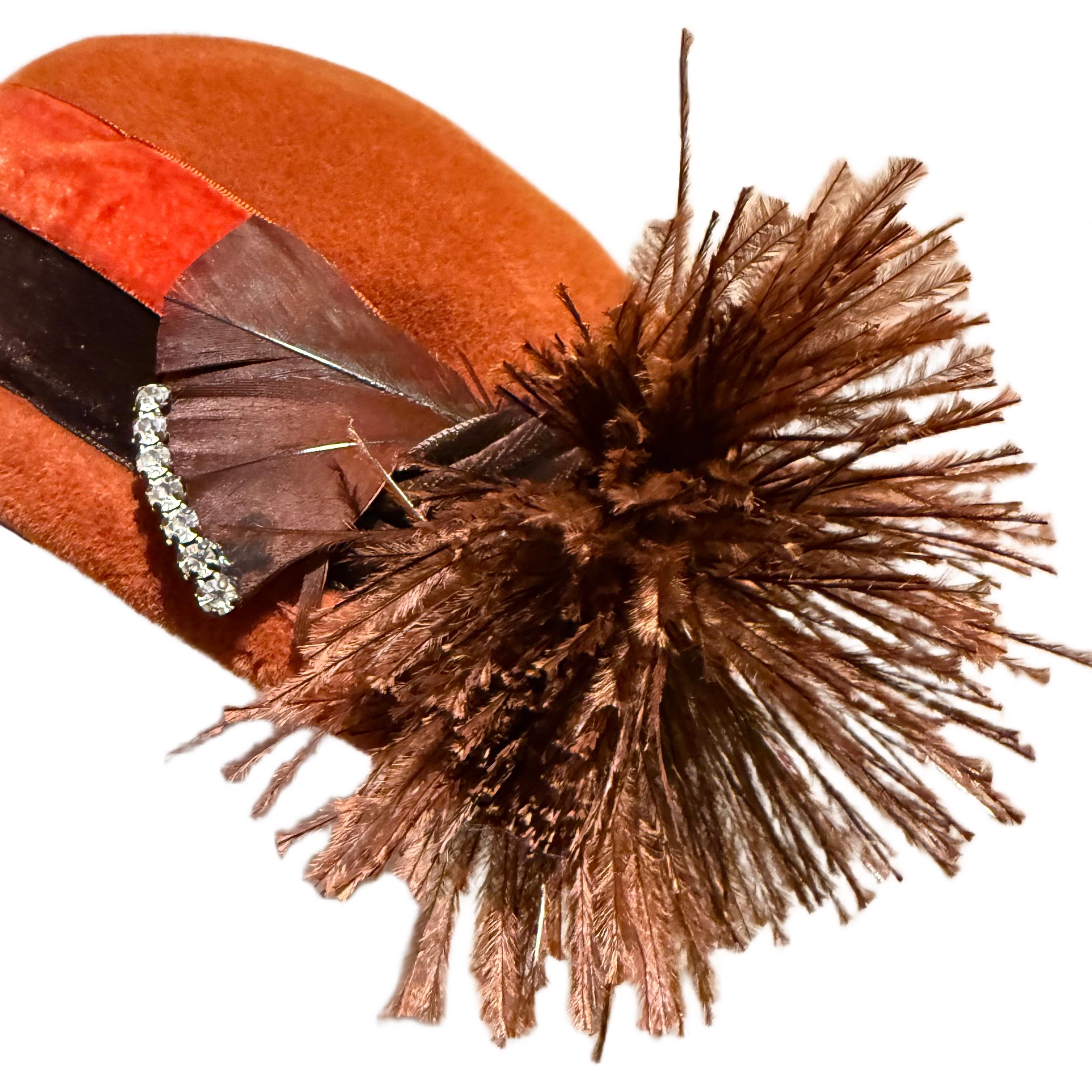 Donna Cappello da cocktail in velluto anni '50 Schiaparelli Paris - Pom di piume e strass in vendita