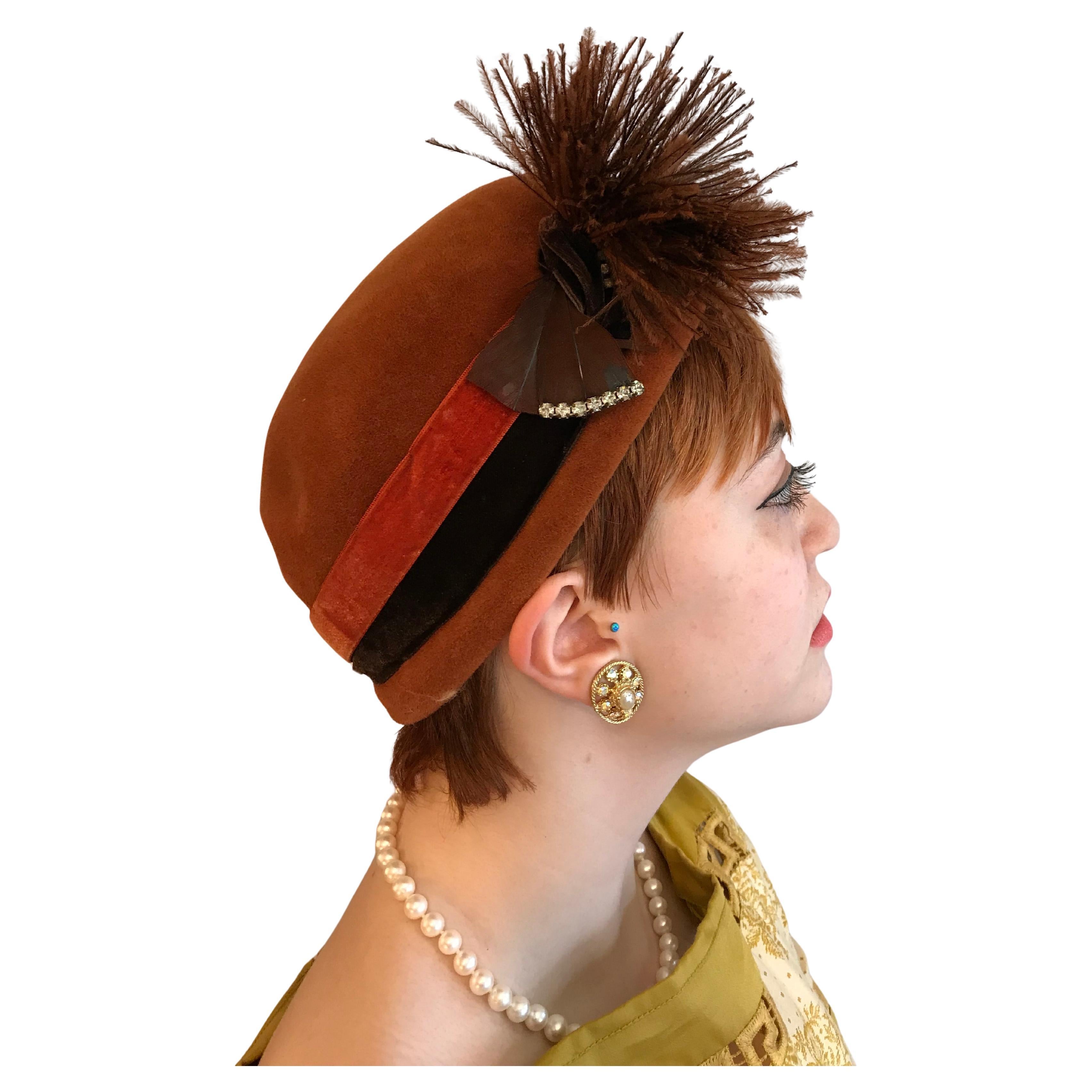 Cappello da cocktail in velluto anni '50 Schiaparelli Paris - Pom di piume e strass