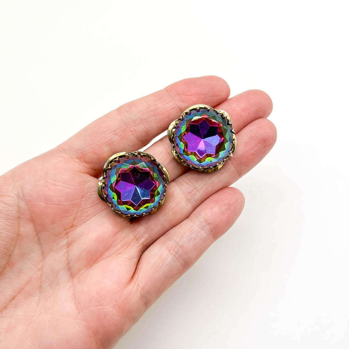 Un par de pendientes vintage Schiaparelli Sandía. Con un gran cristal redondo de sandía o heliotropo engarzado en el borde de una corona. Cada estrás es un auténtico arco iris de color. El rosa chocante característico de Schiaparelli resuena alto y