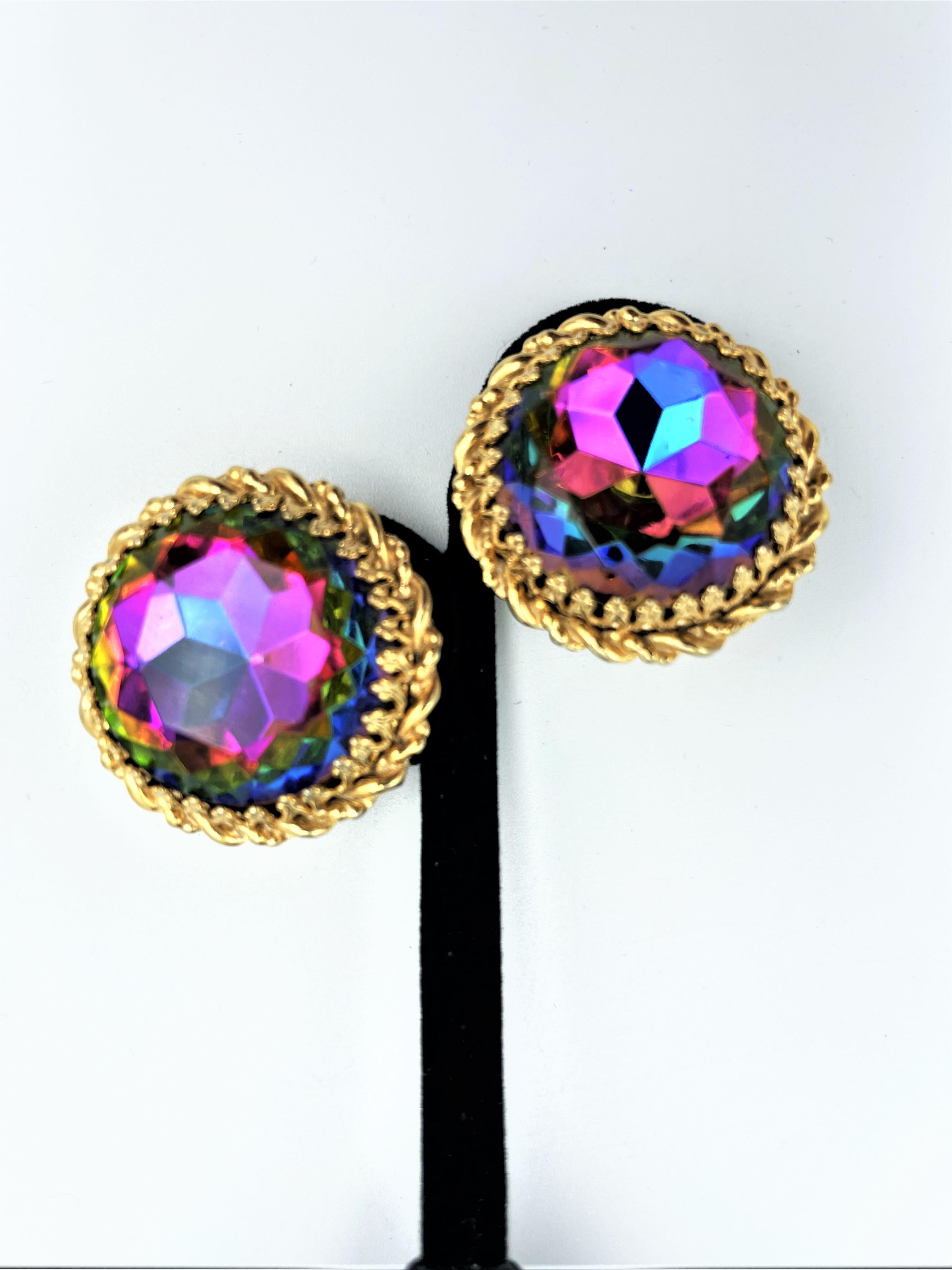 Typical Schiaparelli ear clip with a beautiful, iridescent and polished rhinestone. Signed back on the clip. There is also on Schiapalelli Ring to buy! See last foto.

Size:  3.5 cm in diameter, H 1 cm. gold plated -  good condition!

 