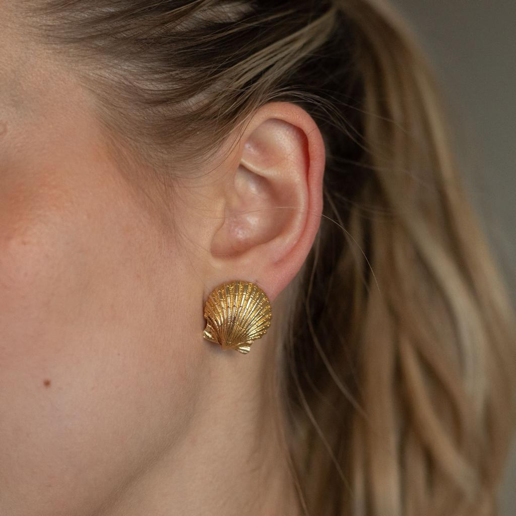 Schlumberger für Tiffany: 14 Karat Gelbgold Muschel-Ohrclips im Zustand „Gut“ in London, GB