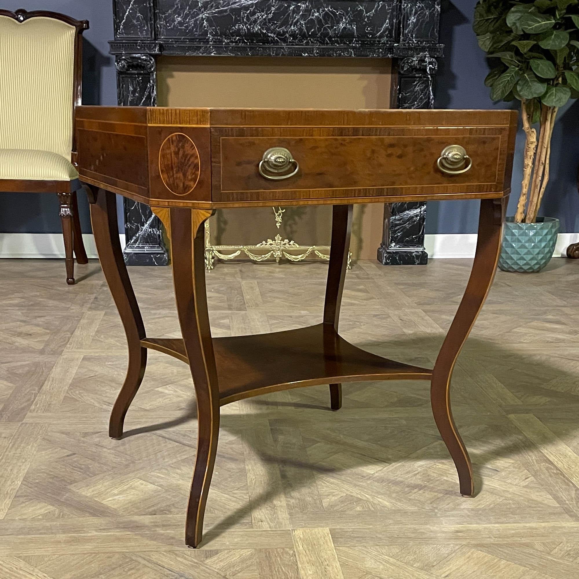 De Niagara Furniture, une table d'appoint Vintage Schmieg et Kotzian en excellent état. La partie supérieure de la pièce a été récemment restaurée pour retrouver son éclat d'origine.

À la fois élégante et incroyablement détaillée, cette magnifique