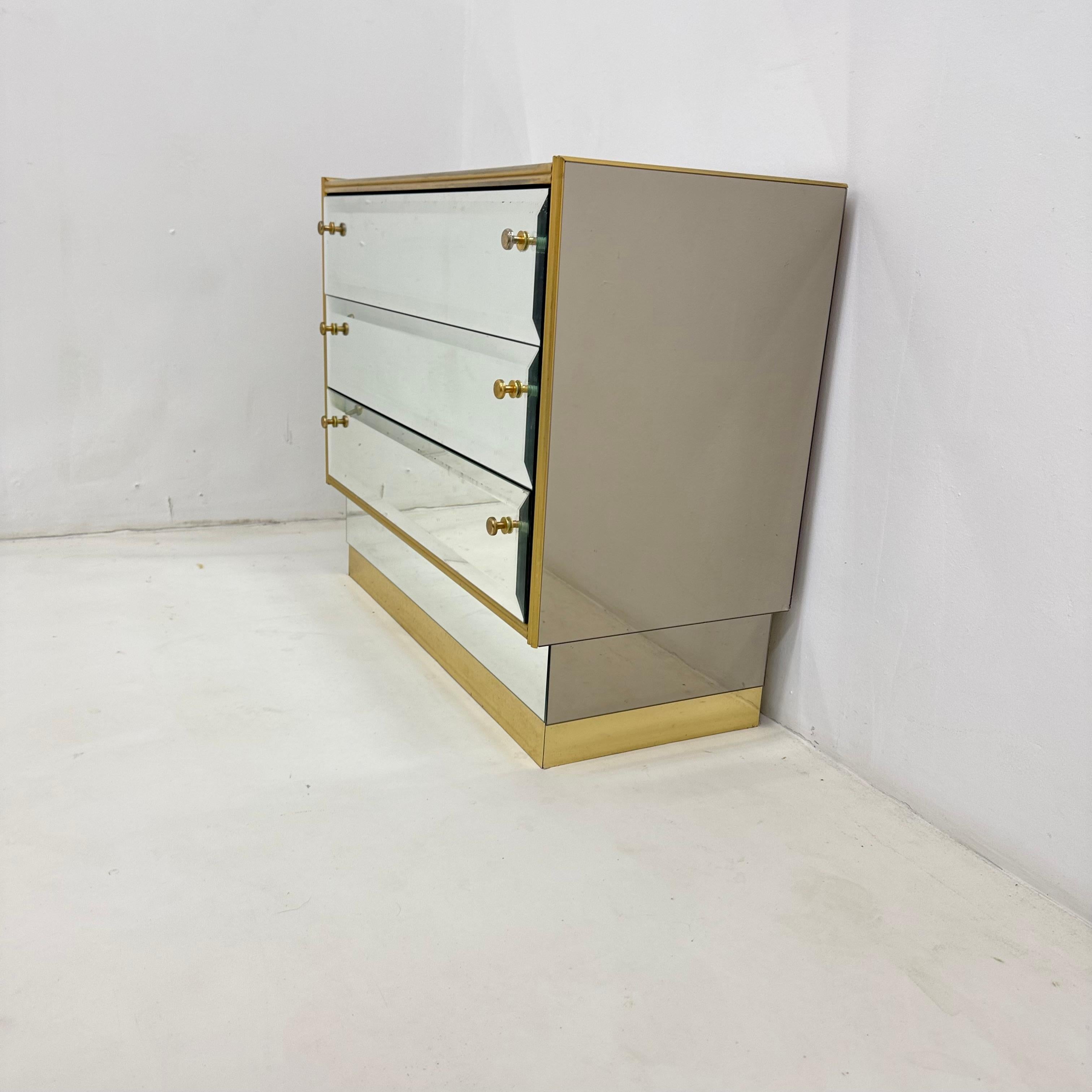 Cómoda vintage con espejo Schöninger, años 70 Espejo en venta