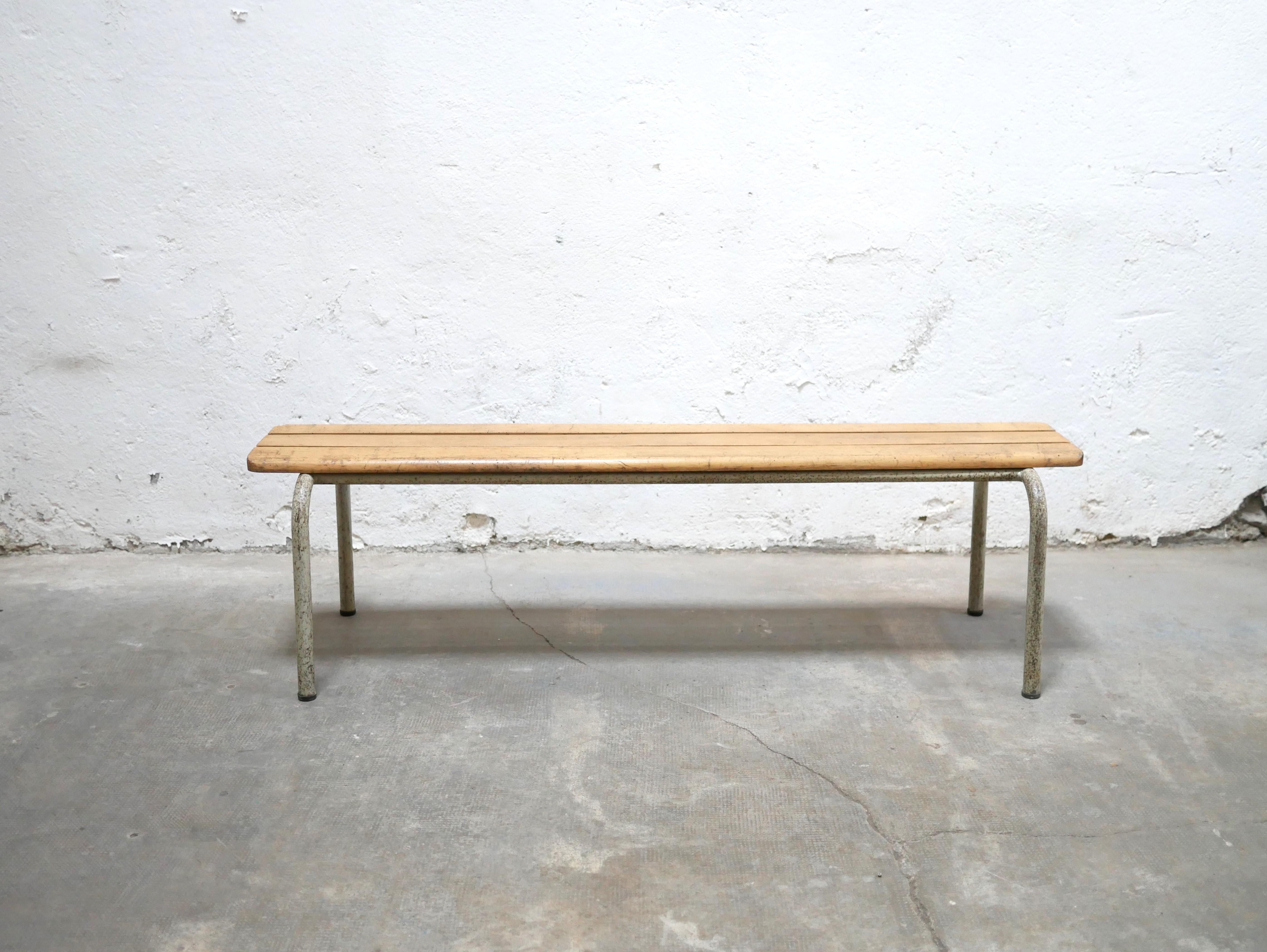 Vintage school bench in wood and metal In Good Condition In AIGNAN, FR